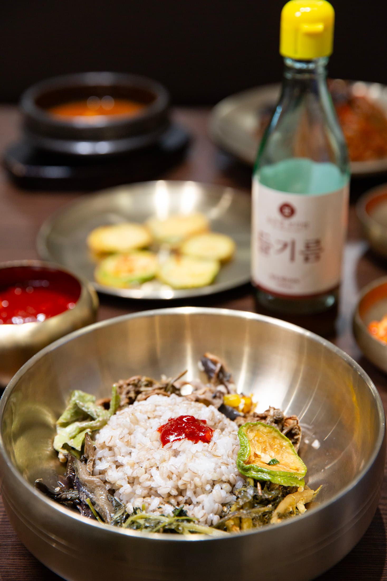 來到「1972 송은정 보리밥」用餐,一定要點招牌「大麥飯定食」,將山菜、辣醬與大麥飯充分拌勻後,再淋上自家製麻油,為樸實的農家料理賦予迷人層次感。(15,000韓元/份,約NT$308)