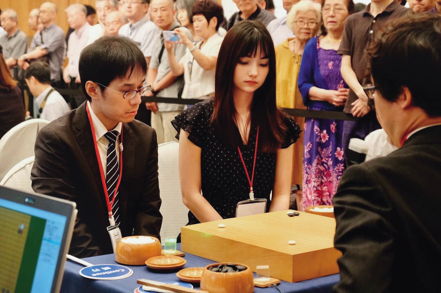 黑嘉嘉(中)自小投入圍棋,現為職業七段。圖為2019年與職業九段陳詩淵(左)搭檔,參加於日本舉行的世界混雙圍棋最強戰。(黑嘉嘉圍棋提供)