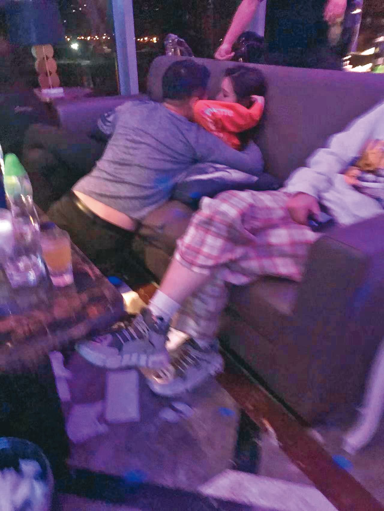 2022年,汪小菲(左)被葛斯齊爆料婚內出軌,發出一系列偷吃照。(翻攝自葛斯齊臉書)