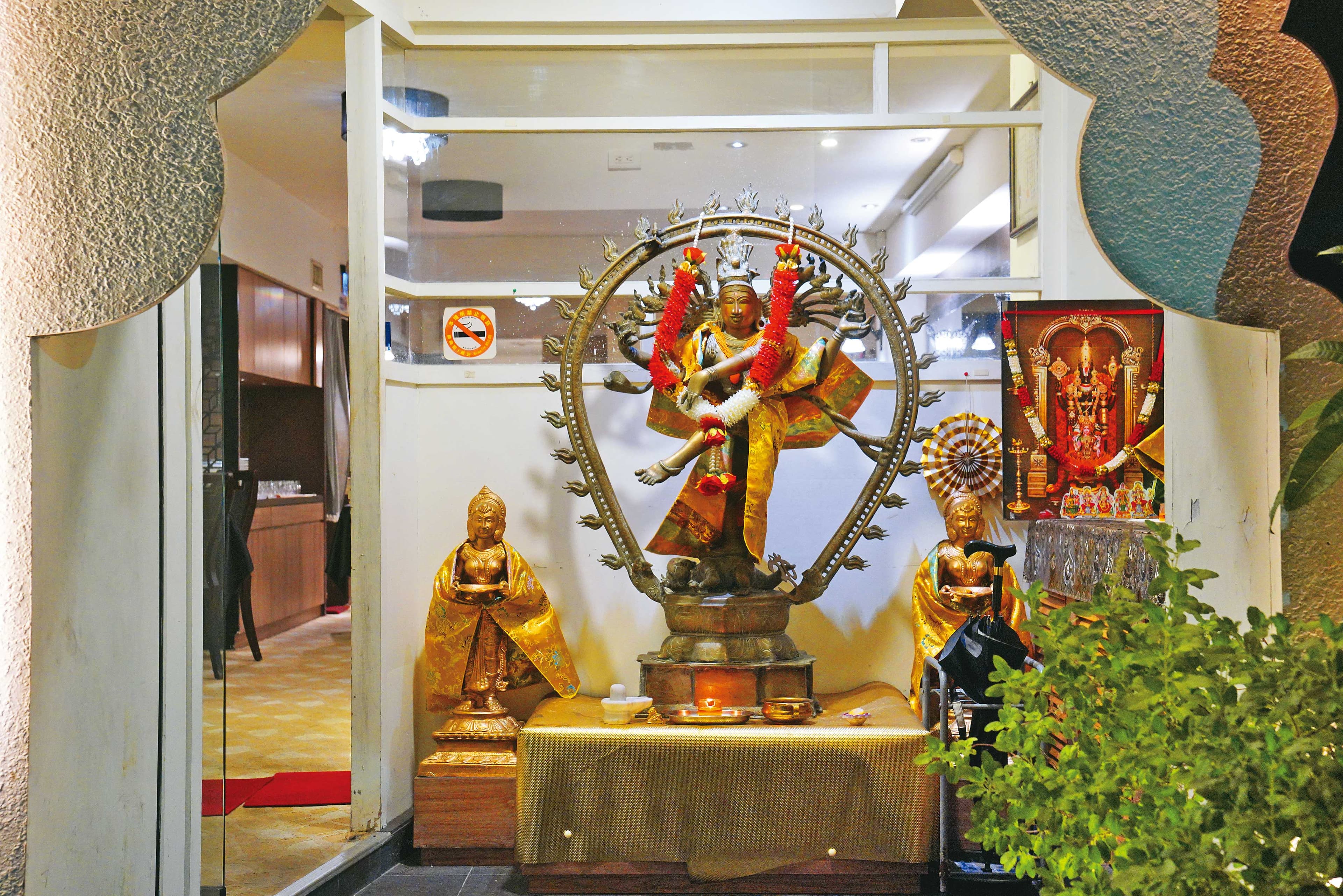 印度教主神濕婆(Shiva)在店門口佇立,見證老店超過30年的時光。