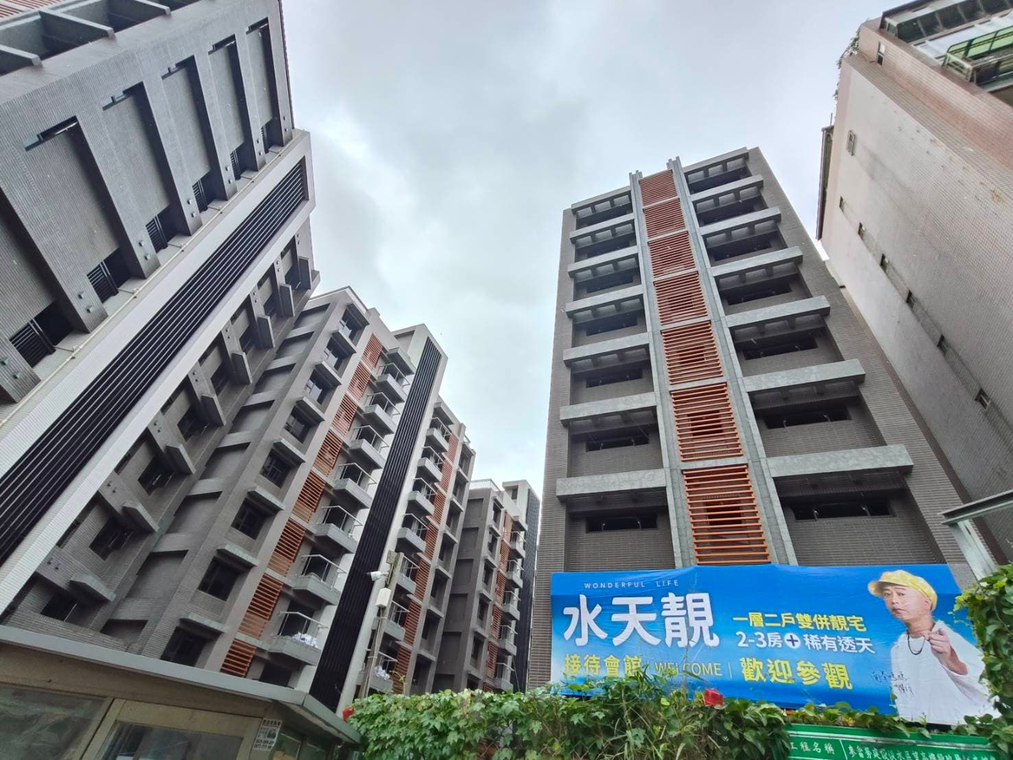 彈頭被家族長輩視為完售福星，找他代言自家建案。（美秀創意提供）