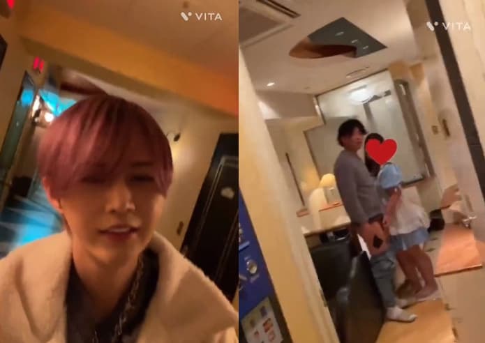 房間內一名女僕裝扮的嫩妹正在幫男子做半套服務,房門突然被打開,讓兩人愣住不知所措。(翻攝推特@yamadanomane)