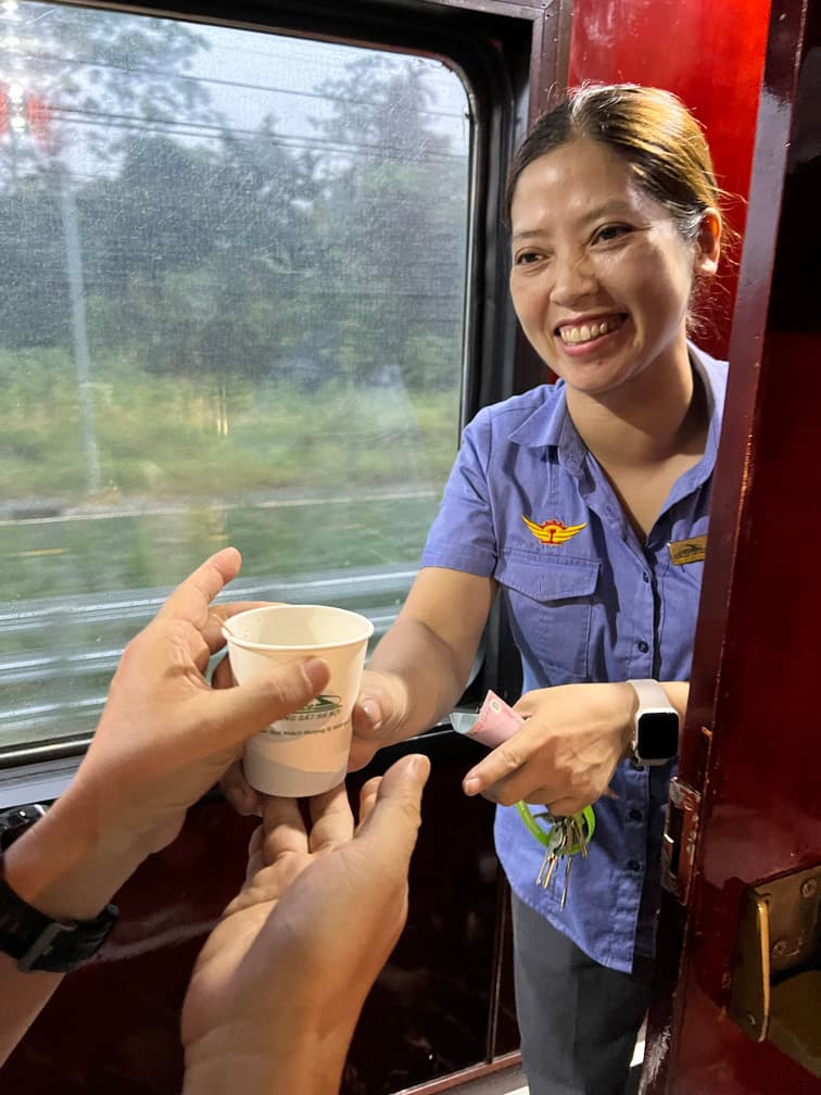 這杯咖啡就是G7咖啡即溶包加熱水而已,建議可以自己拿房裡的即溶包出去使用飲水機沖泡,就不需要再花台幣約30元。