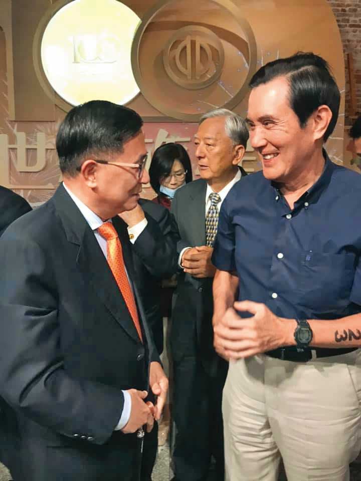 2020年10月1日，馬英九（右）與陳水扁（左）等多位前市長、議長，共同出席台北市政府舉辦的「台北設市百年交流分享」活動。（翻攝陳致中臉書）