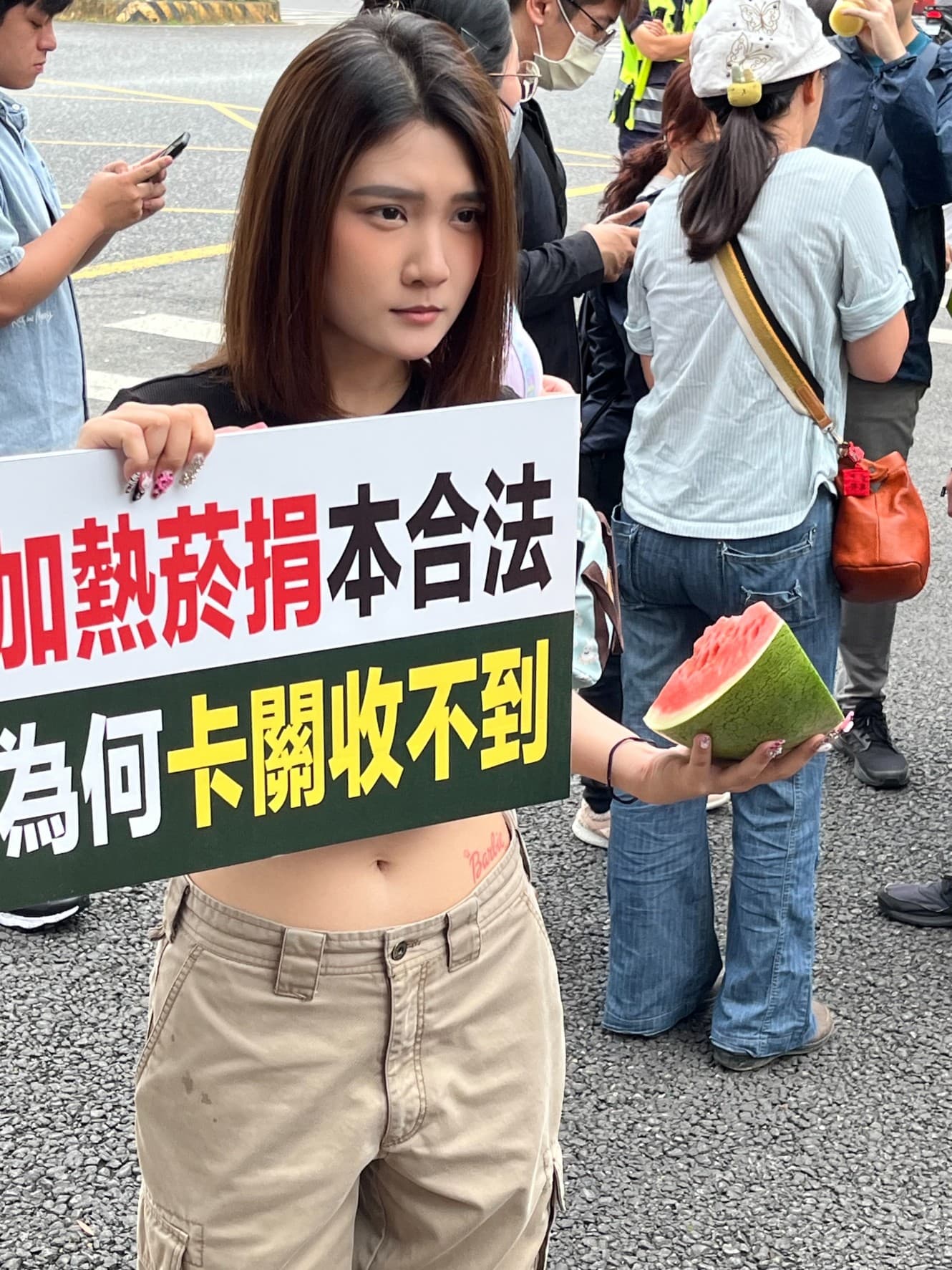 正妹參加抗議活動,不滿政府怠惰菸捐菸稅入黑市,讓國庫收不到。(Clean Air聯盟提供)