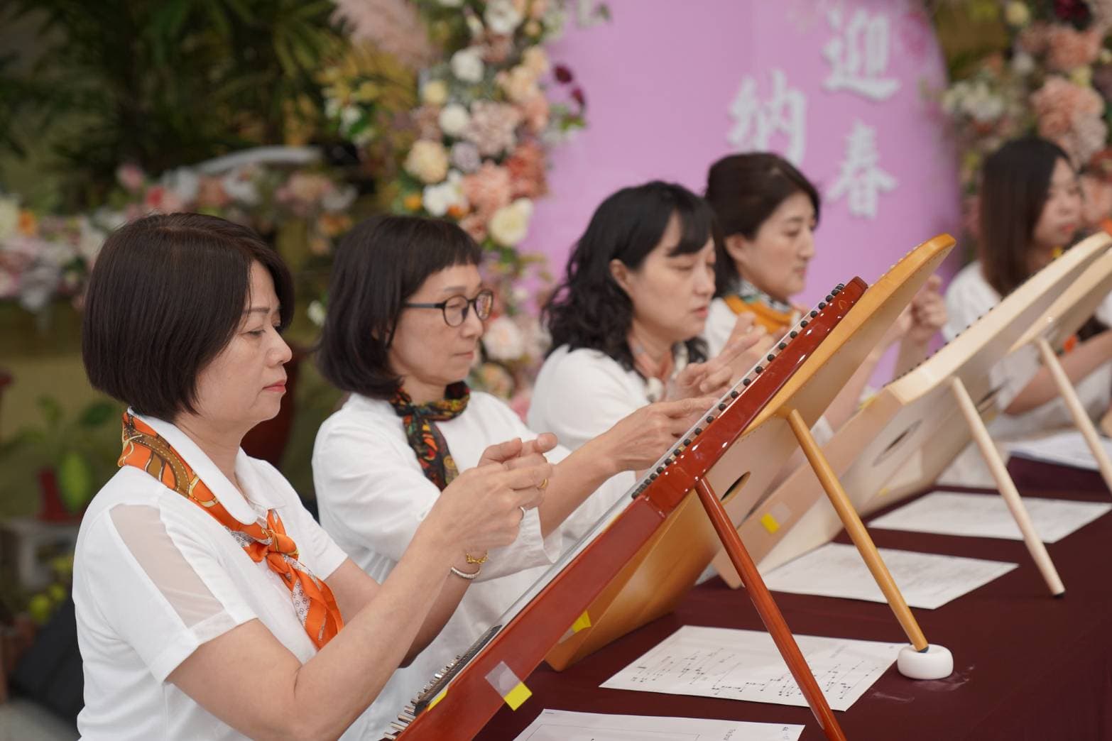 旺宏桌上豎琴社到中醫大新竹附醫獻藝。（中國醫藥大學新竹附設醫院提供）