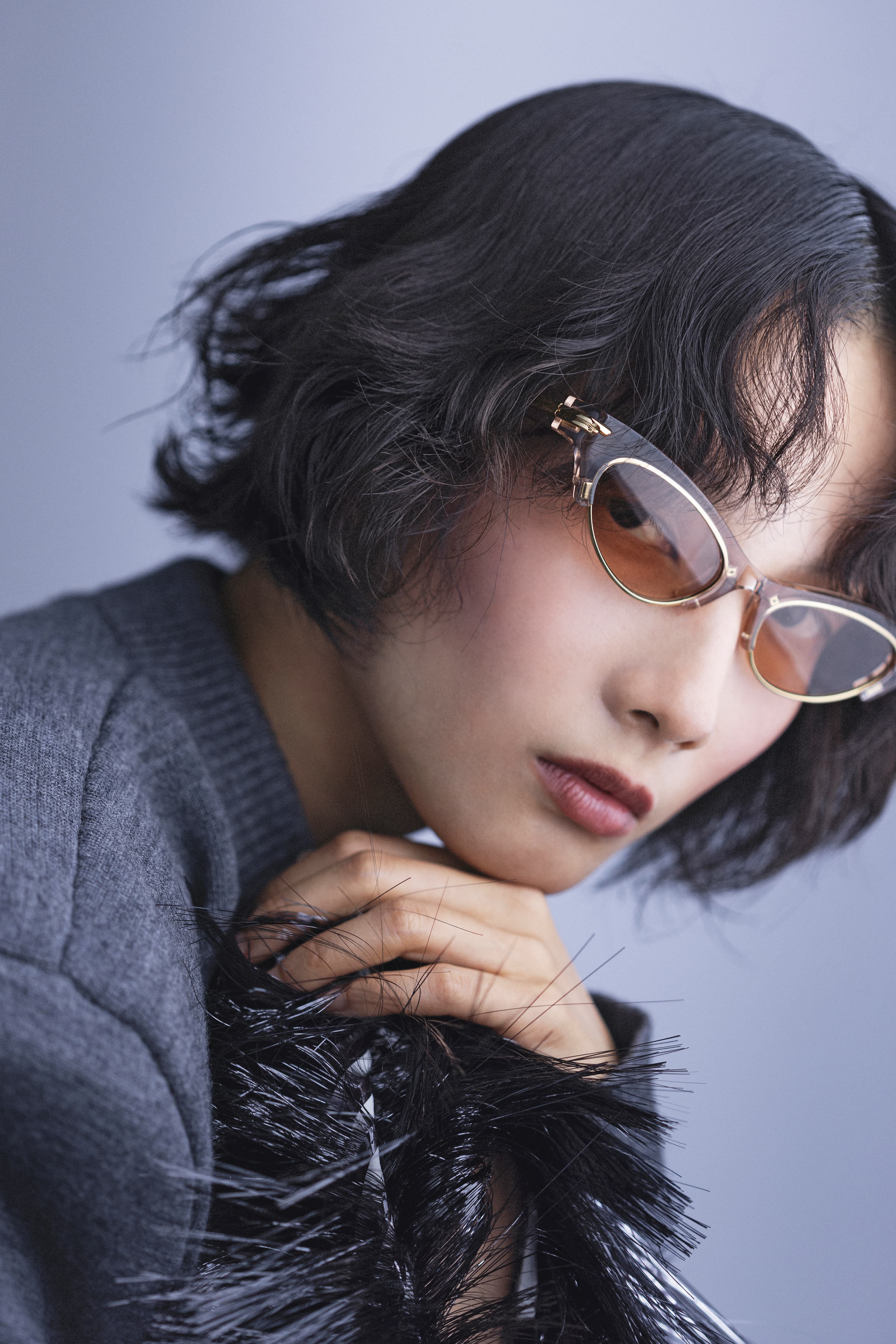 Angle貓眼棕色墨鏡 價格店洽 灰色針織上衣 價格店洽/聚酯纖維流蘇裙 價格店洽 all by BOTTEGA VENETA