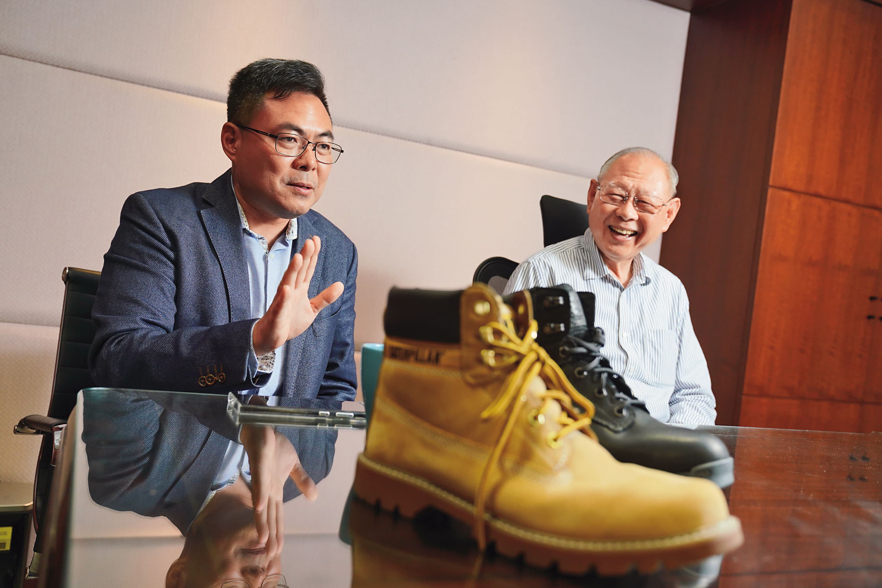 何樹滋(右)對於兒子何建德(左)的表現相當滿意,孟加拉設廠成功後很放心交棒。