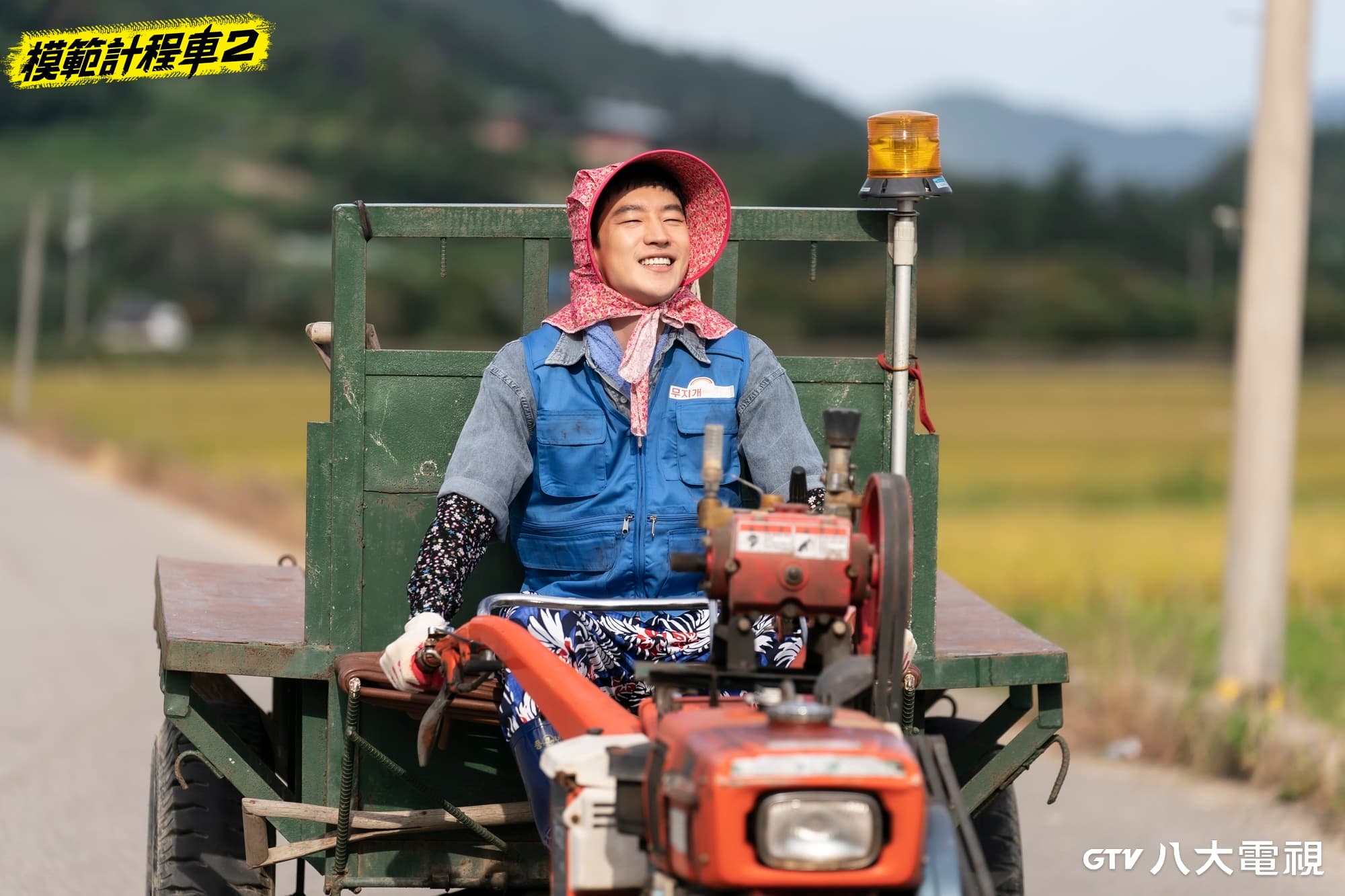 八大電視韓劇《模範計程車2》李帝勳為了查案變換各種角色。(八大戲劇台提供)