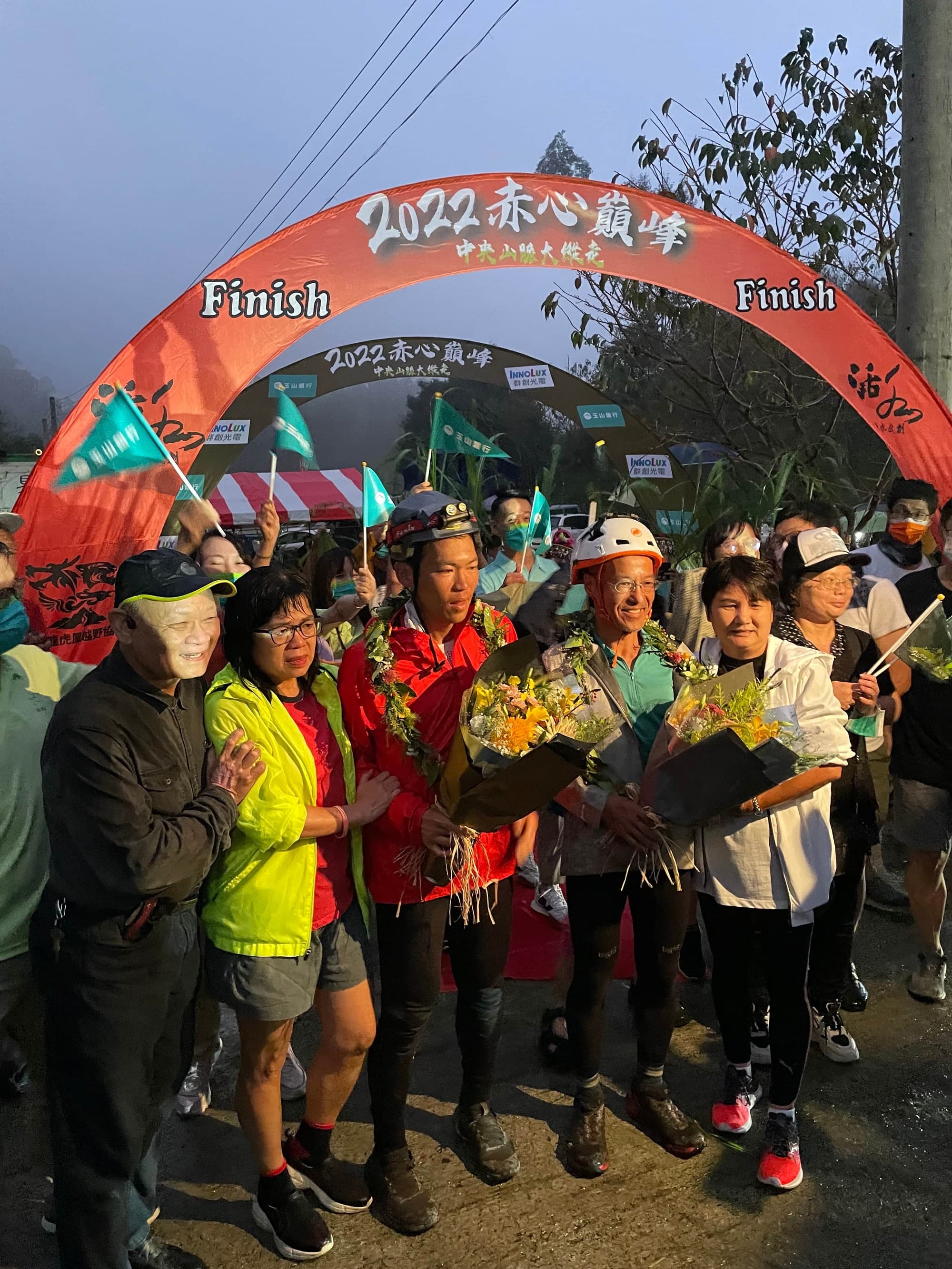 2022年周青(左三)完成挑戰,看見等在終點迎接的父母(左)又驚又感動。(活水文化提供)