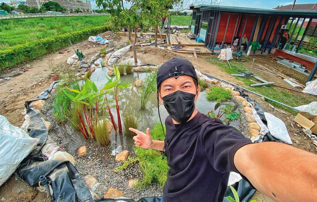 宥勝從田園組合屋草創時期就開始記錄建造過程。(翻攝自宥勝臉書)