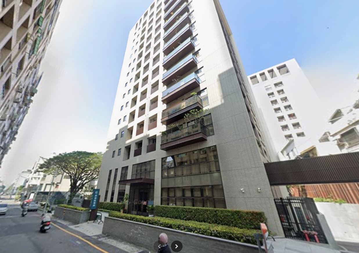 許芊芊原本住在趙建銘診所樓上,今年4月已搬走。(翻攝Google Maps)