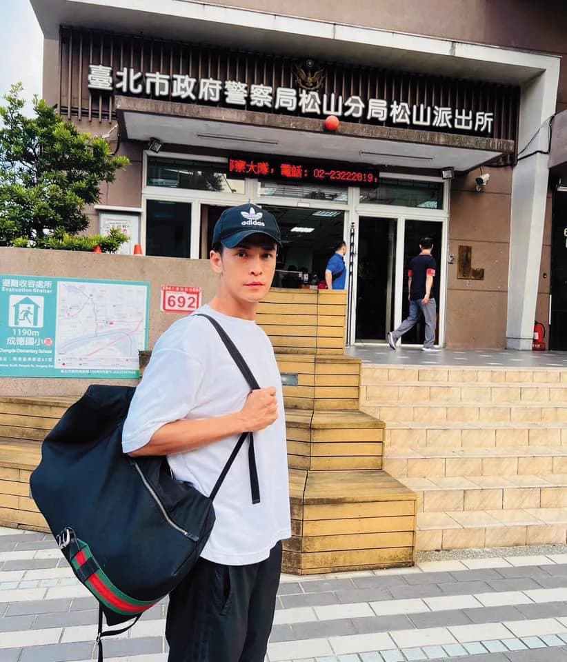 還記得Gino因違停,跑到警局檢舉自己嗎?T恤不皺還有名牌包,過關!(翻攝自Gino臉書)