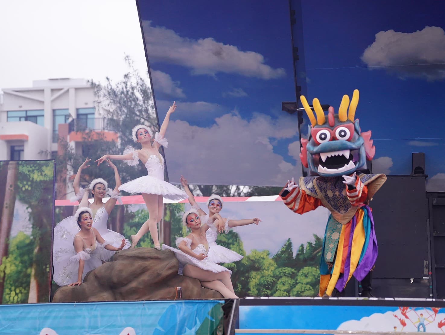 紙風車劇團明(22日)在澎湖縣演藝廳前廣場還有一場演出。(紙風車劇團提供)