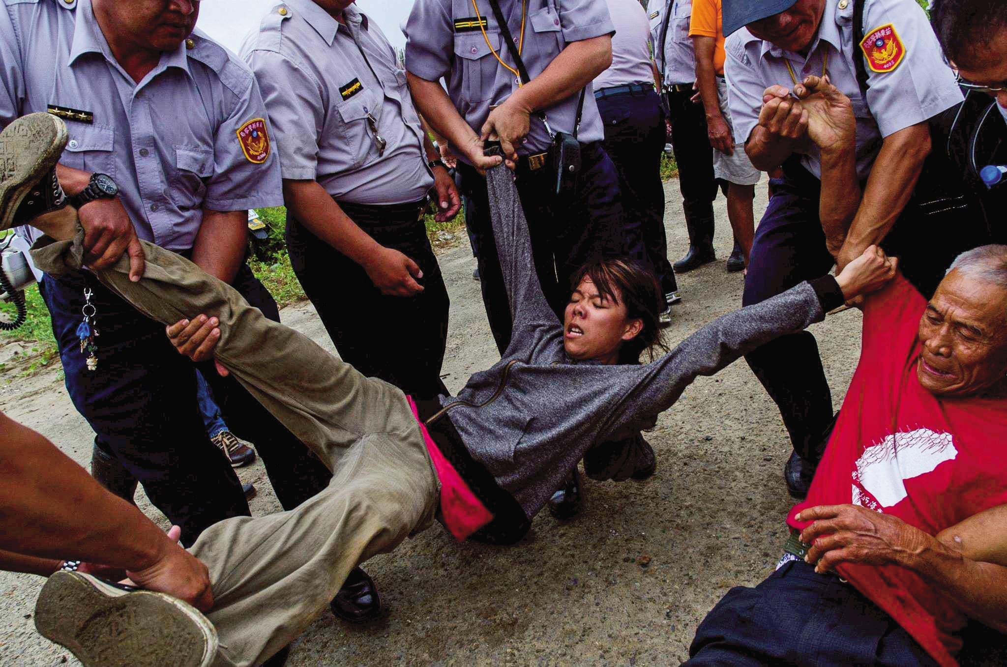 劉育育在苑裡反瘋車抗議時遭警察抬走。(劉育育提供)