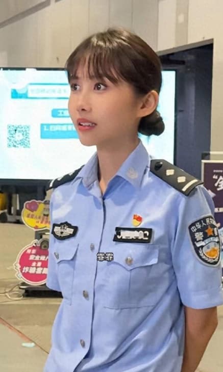 網友認為女公安跟邱淑貞飾演的小昭神韻非常像,眼睛十分靈動。(翻攝微博)