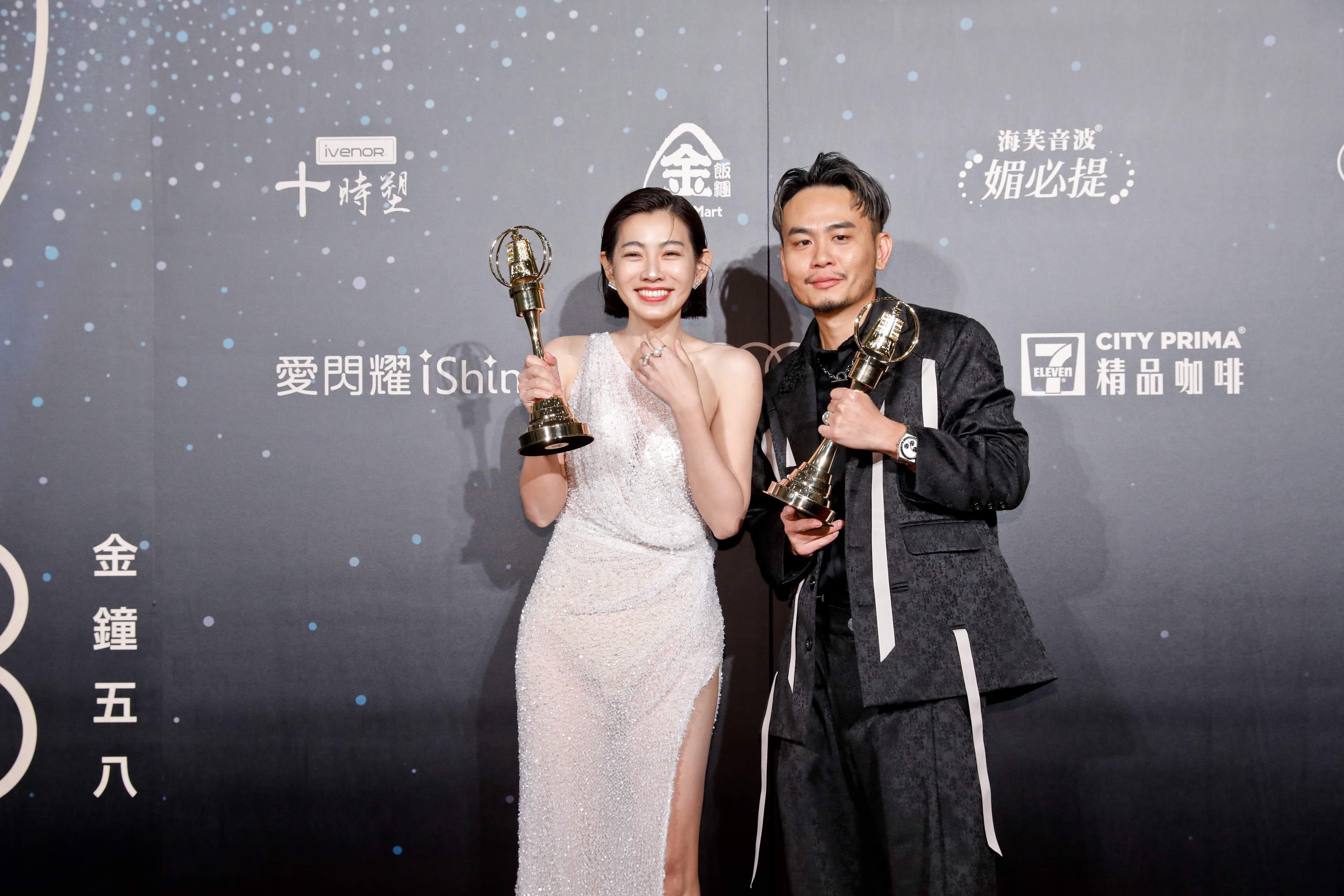 楊大正(右)獲得男配獎項,口誤說成「謝謝金曲獎」。左為奪得戲劇節目女配角獎的米可白。