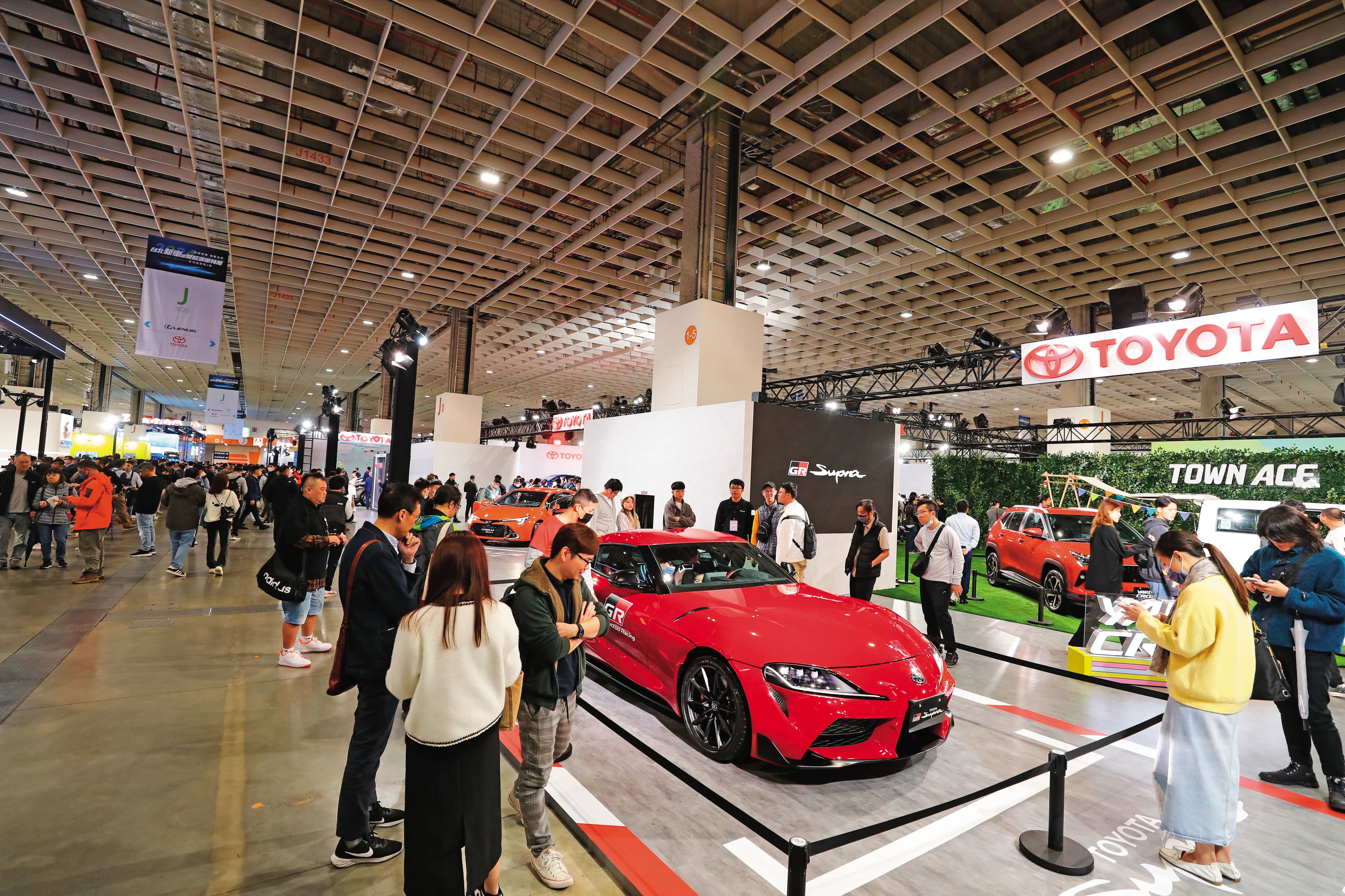 日前剛落幕的台北車展上,和泰車秀出各種新車,吸引年輕買家青睞。