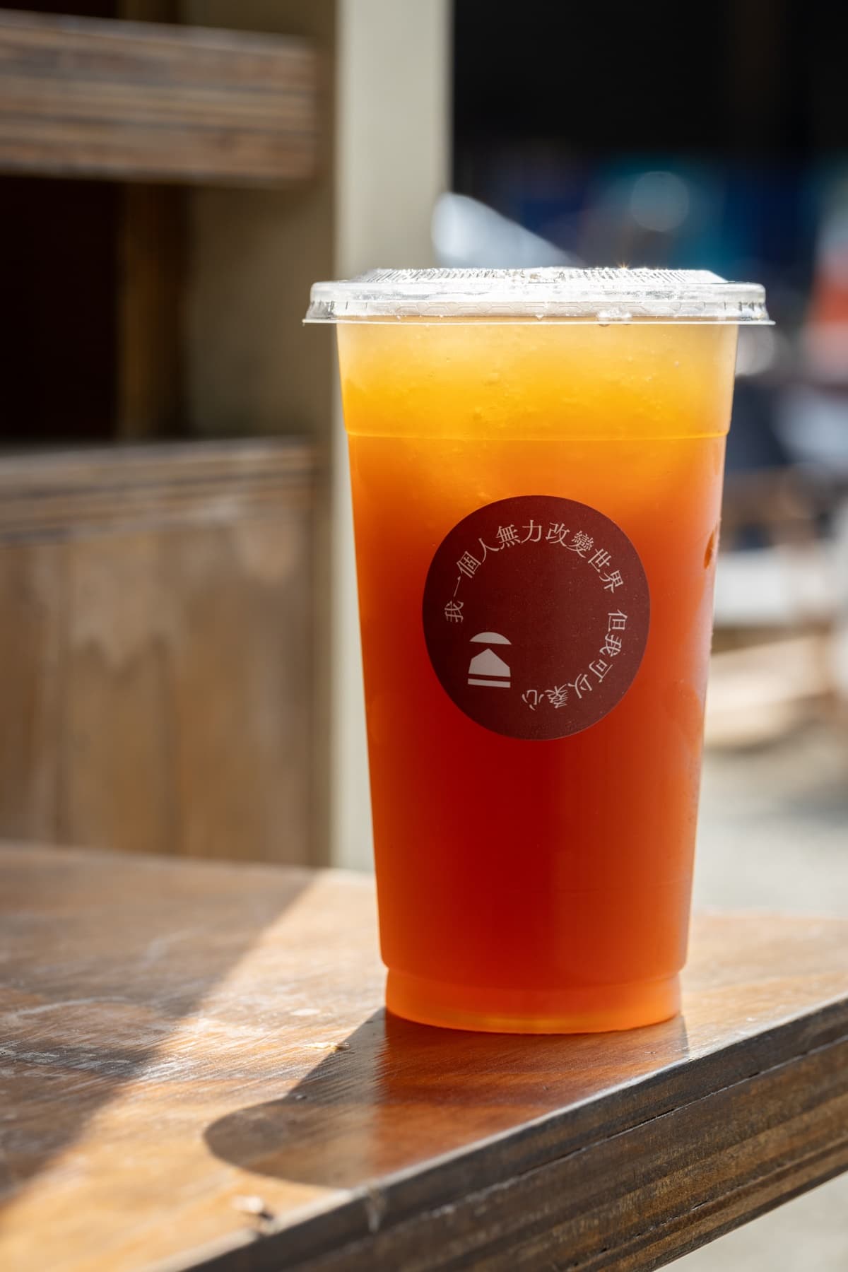 吃完豆花，一定要外帶一杯以中藥材慢煮的「古法桂花酸梅湯」，在路上享用。（70元／杯）