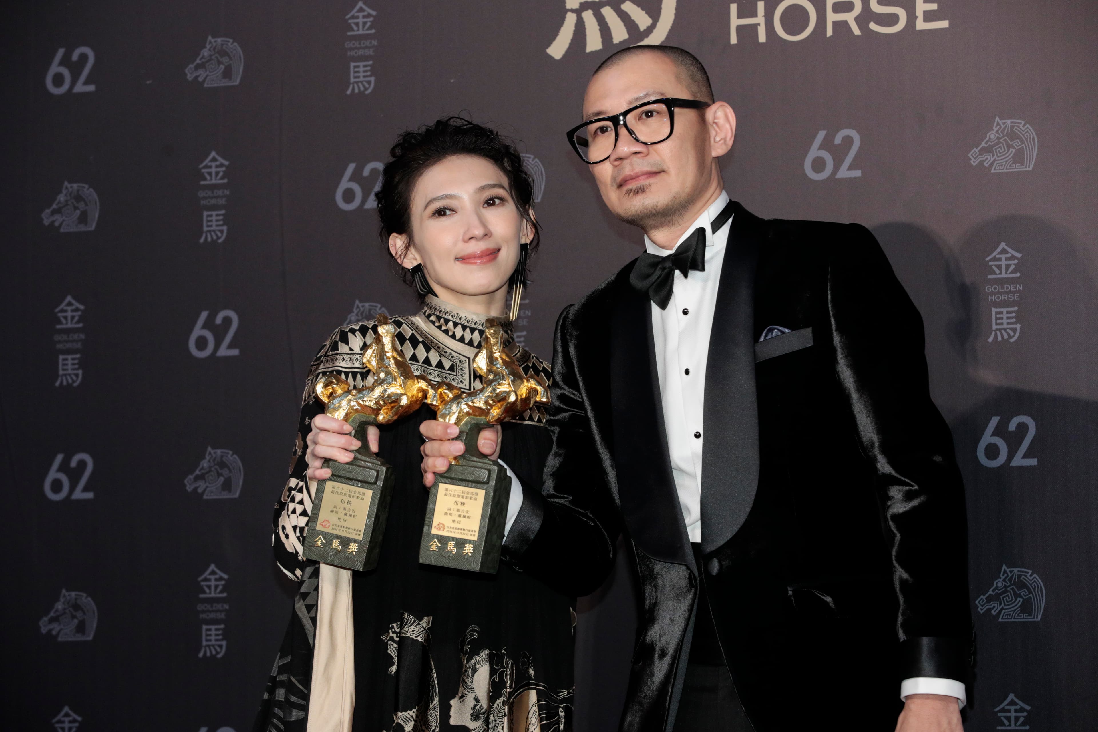 《地母》導演張吉安(右)代未出席的范冰冰領影后獎座,並與歌手戴佩妮一起獲頒最佳原創電影歌曲獎。