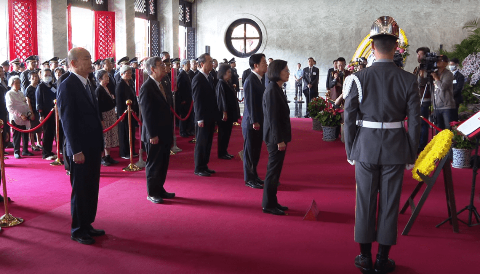 蔡英文親臨主祭,韓國瑜(左)、陳建仁、賴清德等人陪祭。(翻攝總統府YouTube畫面)