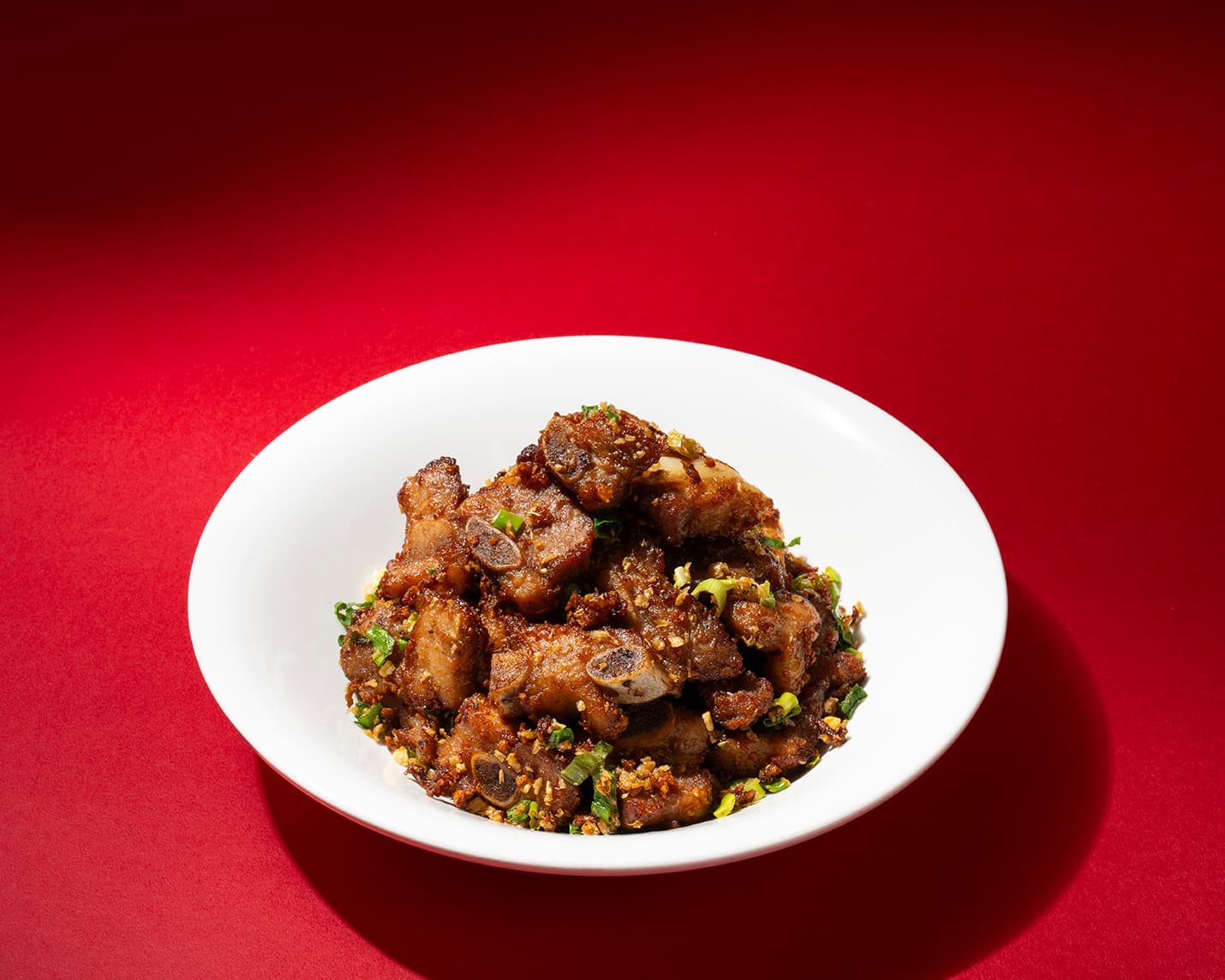 「蒜味嫩子排」醃製入味,蒜香濃郁。(春申食府提供)