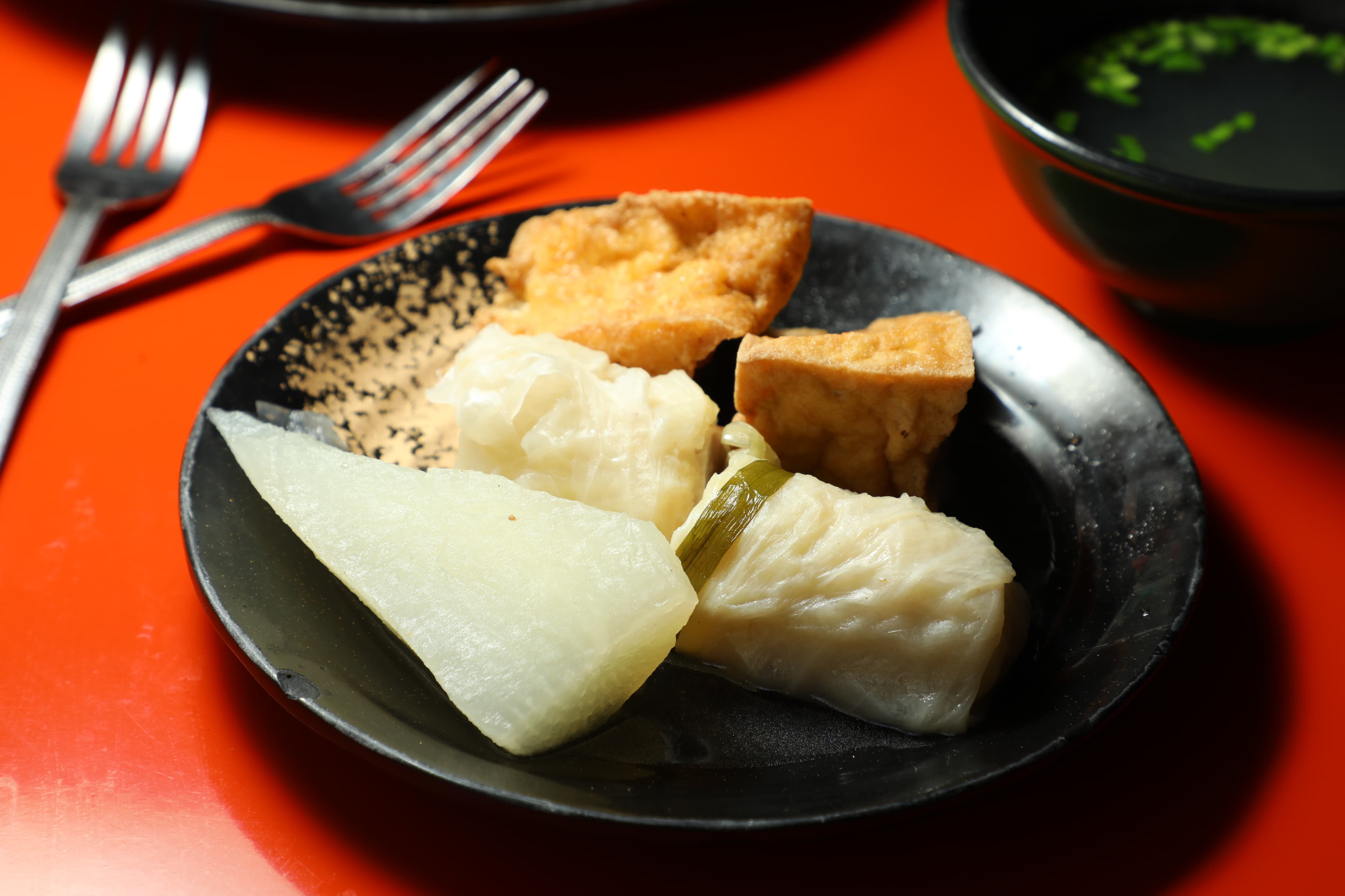 (左起)菜頭(10元/個)、高麗菜捲(35元/個)、三角豆腐(20元/個)是最受歡迎的長銷品項。