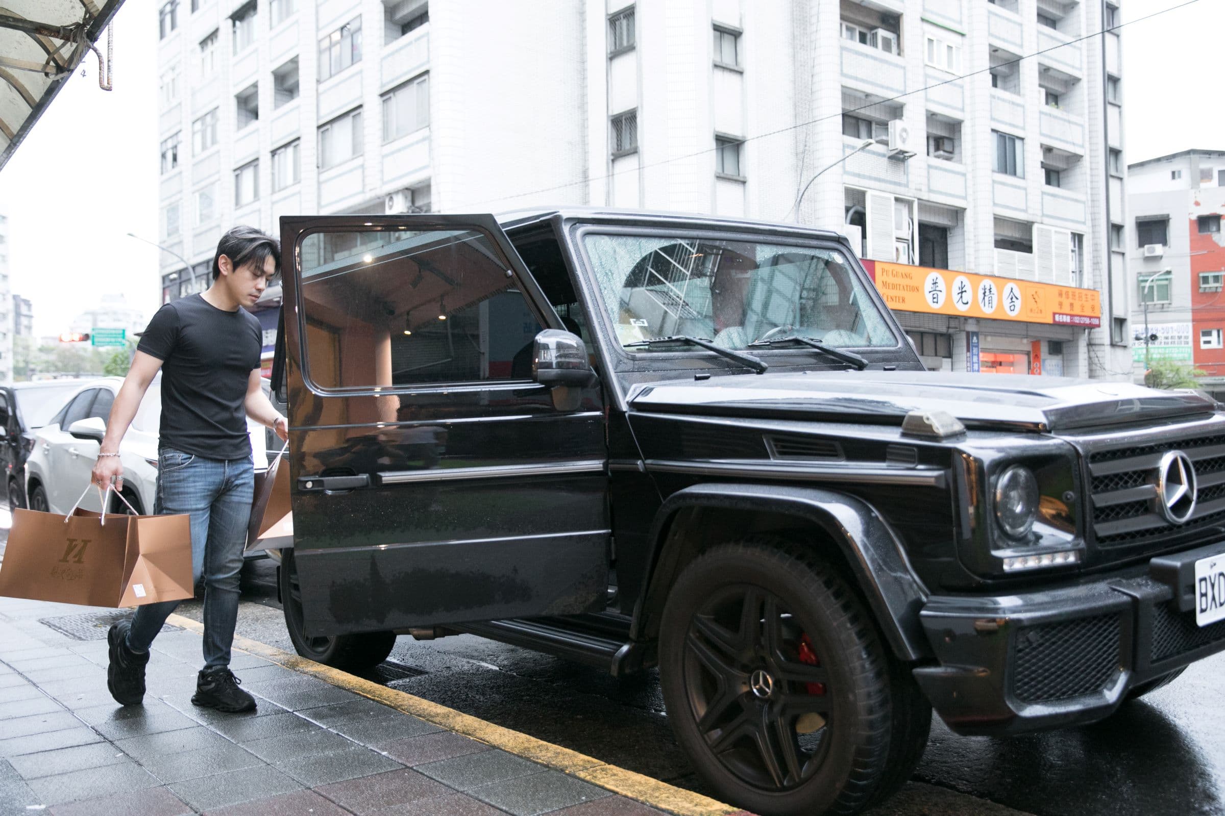 李祖恩狠砸重金用賓士最高檔的越野休旅車送貨,此舉充滿浮誇,既滿足了他賺到錢要開豪車的心願外,同時,也是他打進富人圈的手段,以及對外宣傳的花招。