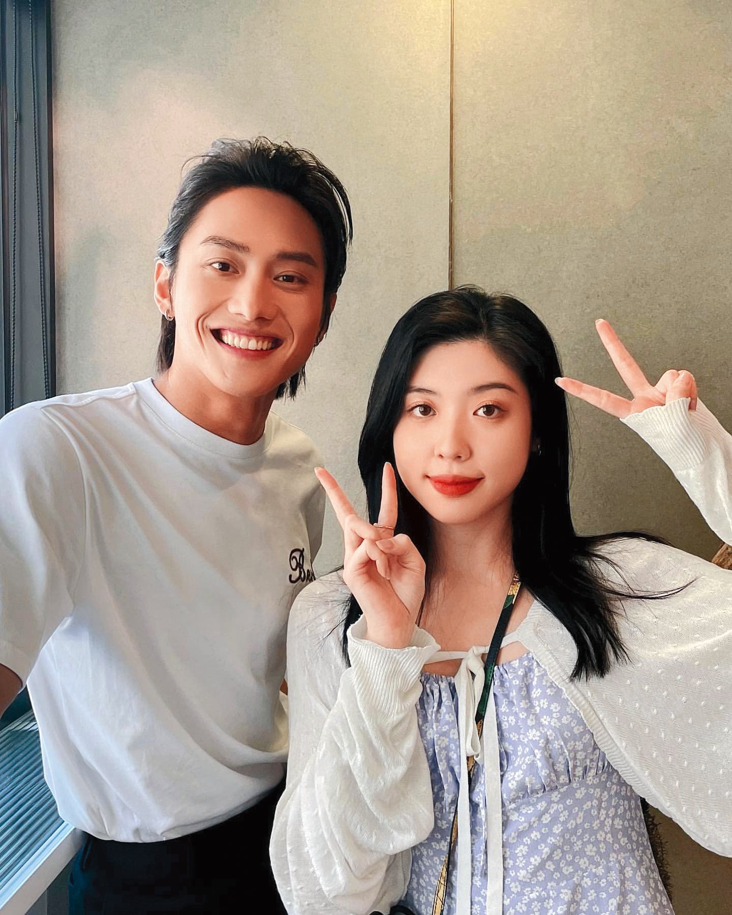 朱軒洋正牌女友Cindy(右)和演藝圈也有所往來。左為曾與朱軒洋合演《下半場》的范少勳。