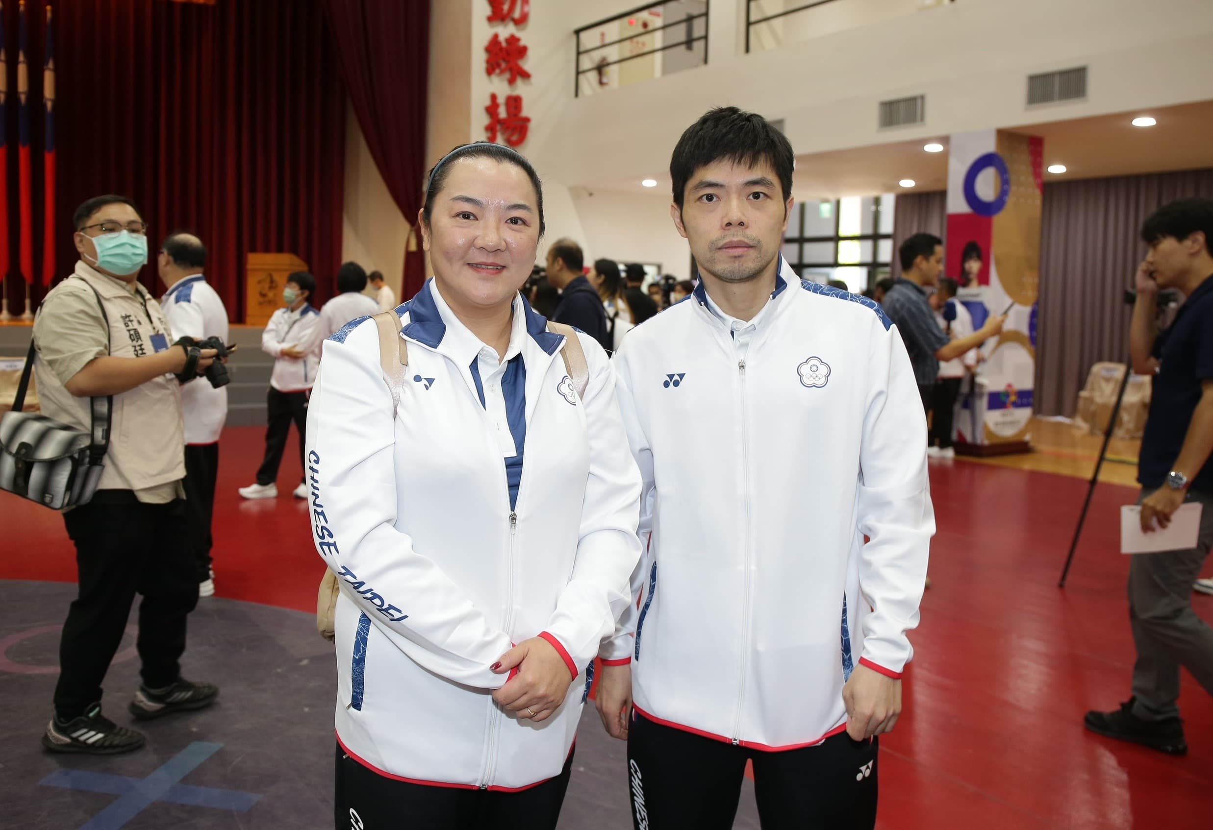 我國奧運「五朝元老」射擊選手林怡君(左)參賽不定向飛靶,右為桌球老將莊智淵。
