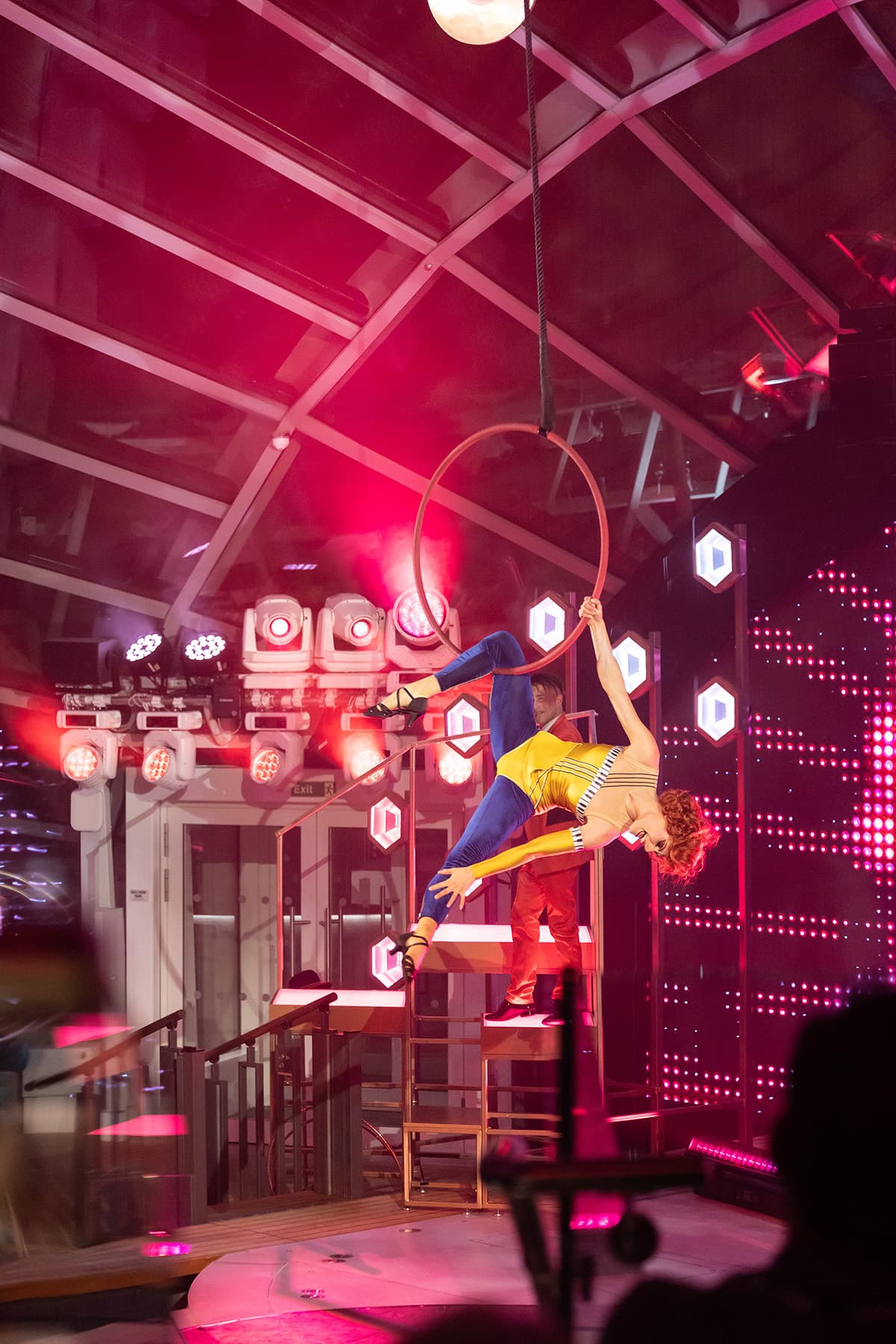 The Dome的夜間秀邀請幻光馬戲團合作,為觀眾獻上精湛的雜技表演。