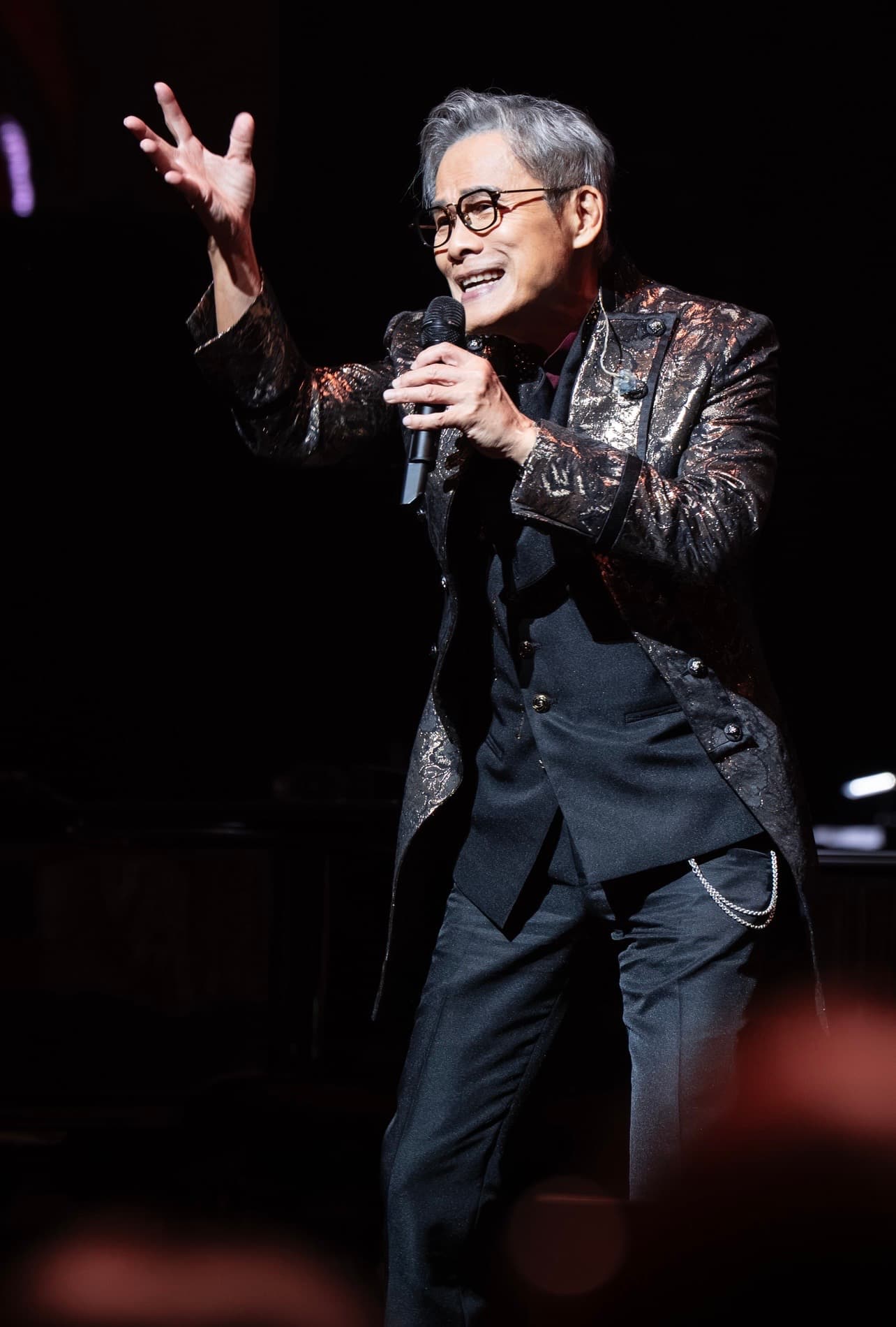 現年72歲的羅大佑幽默自嘲是「老男人」。(圖/大右音樂 、超級圓頂提供)