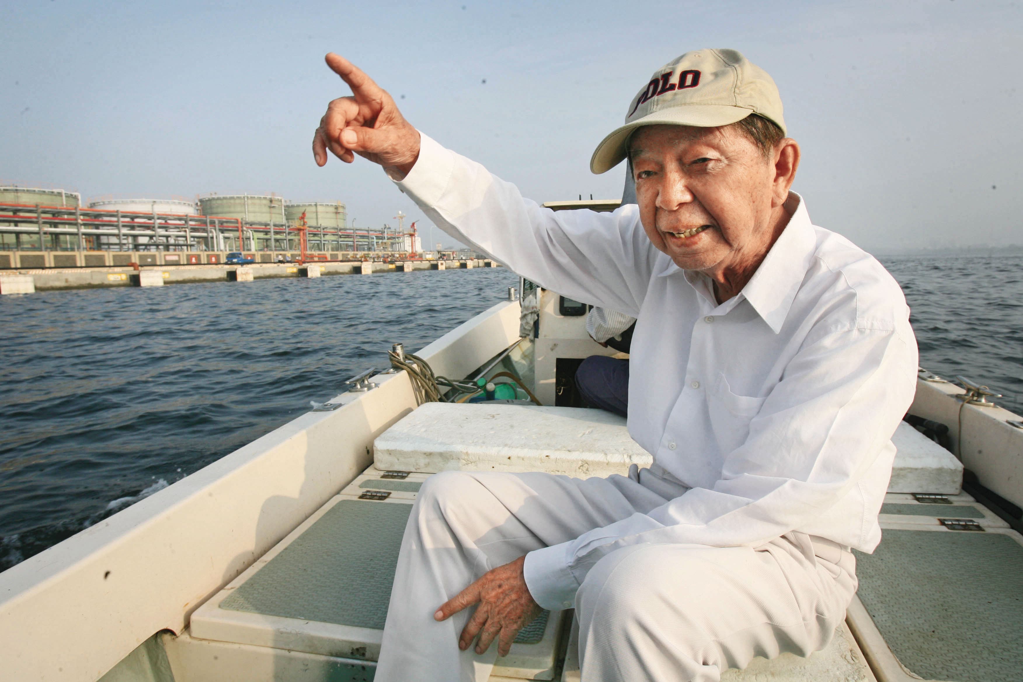 奇美創辦人許文龍酷愛釣魚,本刊記者曾獨家上船同樂。(許凱迪提供)