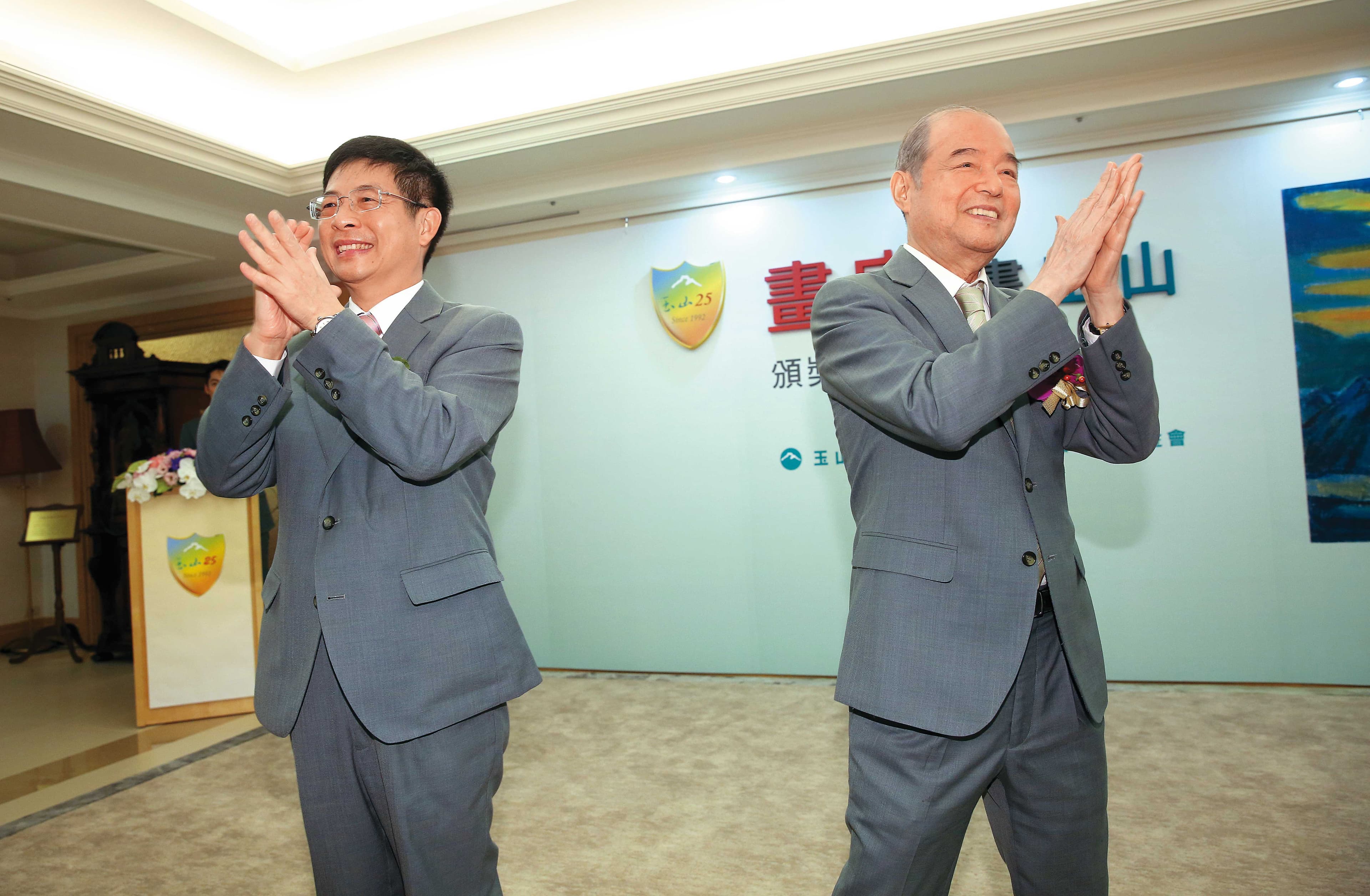 黃男州(左)從黃永仁(右)手中接棒,成為金控業最年輕的董事長。