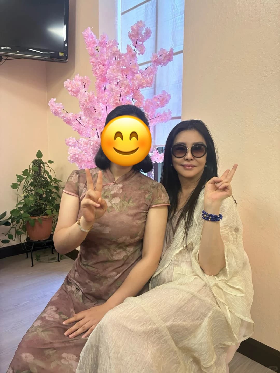 有網友赴美國矽谷參加王祖賢艾灸館開幕活動,並曬出與她的合照。(翻攝小紅書)