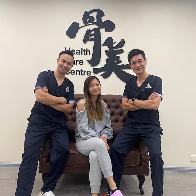 李忠希(右)開了間正骨館,許多藝人都是他的客人。(翻攝自IG@jonesler)