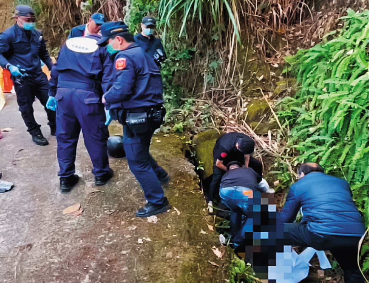 發現江父的機車後,警方大規模搜山,希望盡快找到被害人。(東森新聞提供)