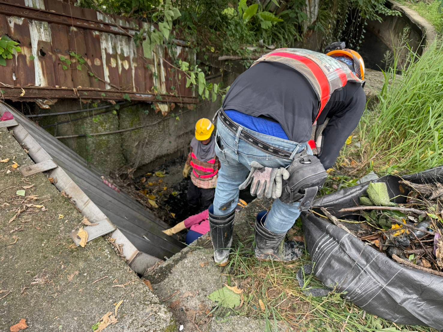 皇昌營造協助新北市中和區嘉慶里連城路518巷大排水溝清理。(翻攝畫面)