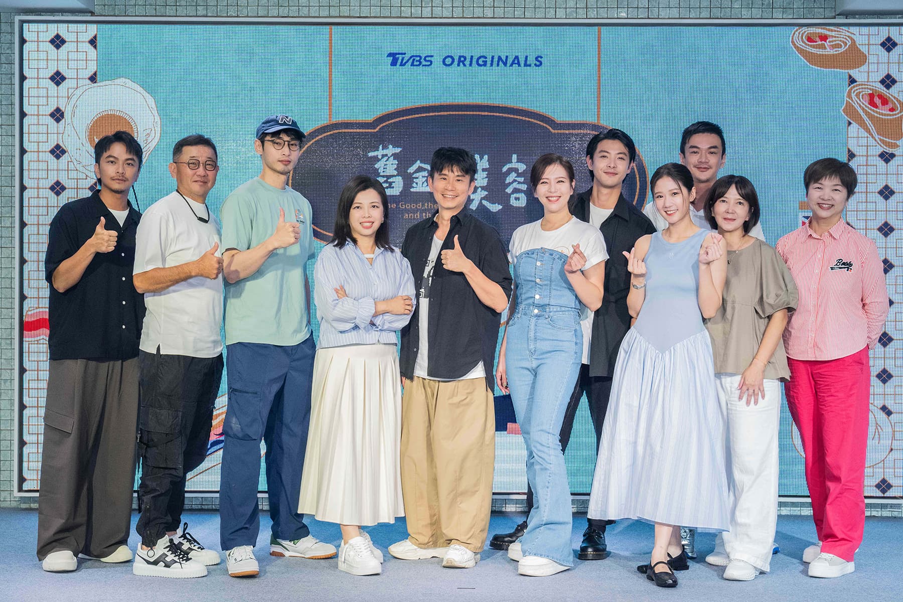 楊銘威(左起)、TVBS副總經理 郝孝祖、章廣辰、TVBS總經理 劉文硯、導演 杜政哲、劉品言、連晨翔、方志友、執行製作人劉文嬌、TVBS業務部協理 蔡秀瓊、(右後)製作人 戴天易。（TVBS提供）