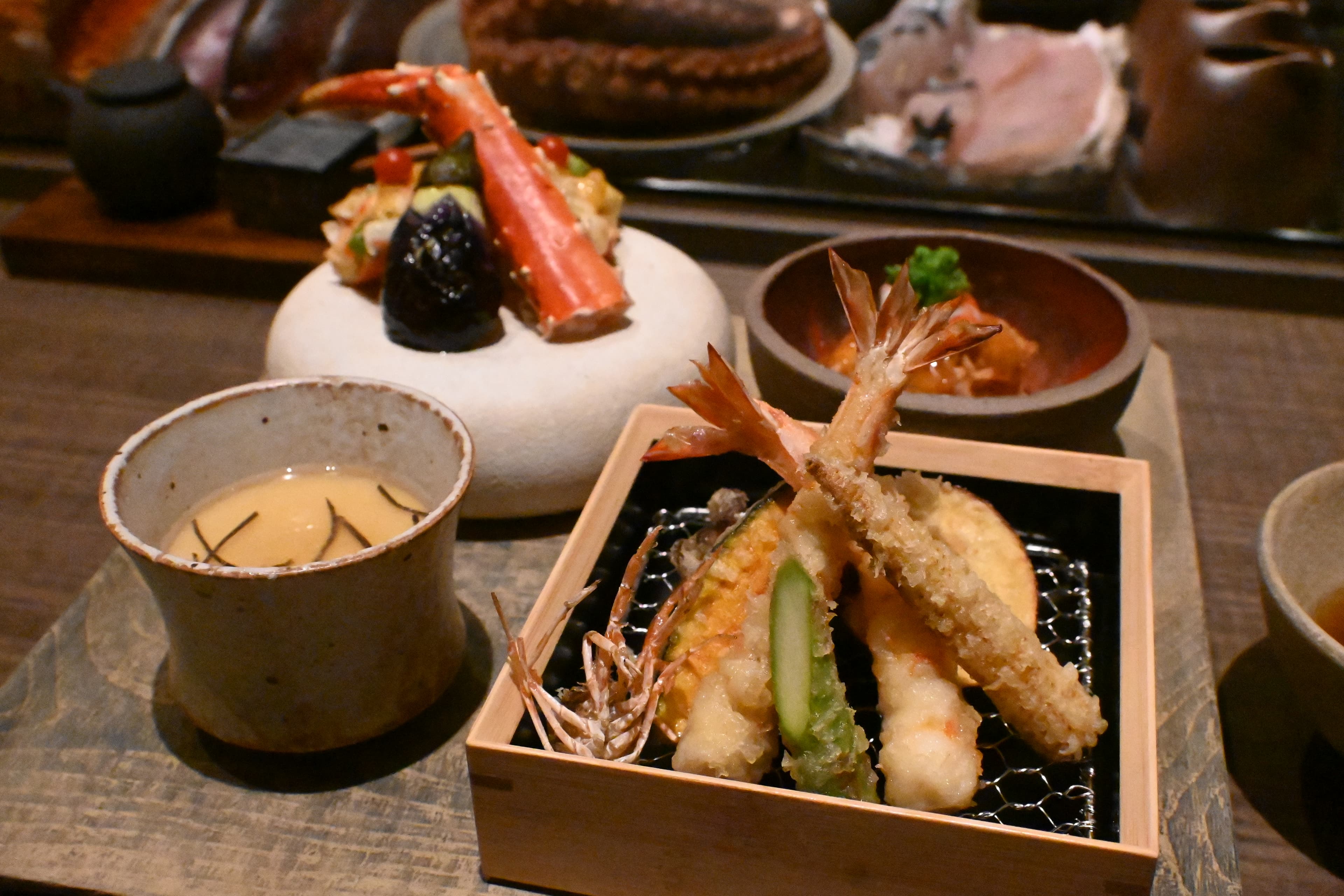 湯本主廚出身天婦羅名門,炸海老與炸野菜口感酥脆不油膩。(日幣25,000元/套餐菜色,約NT$4,738)