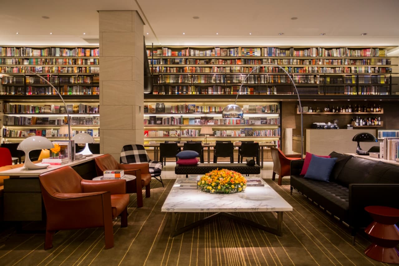 誠品行旅的The Lounge大廳書坊共有5,000多冊選書，可供旅人恣意閱覽。（誠品行旅提供）