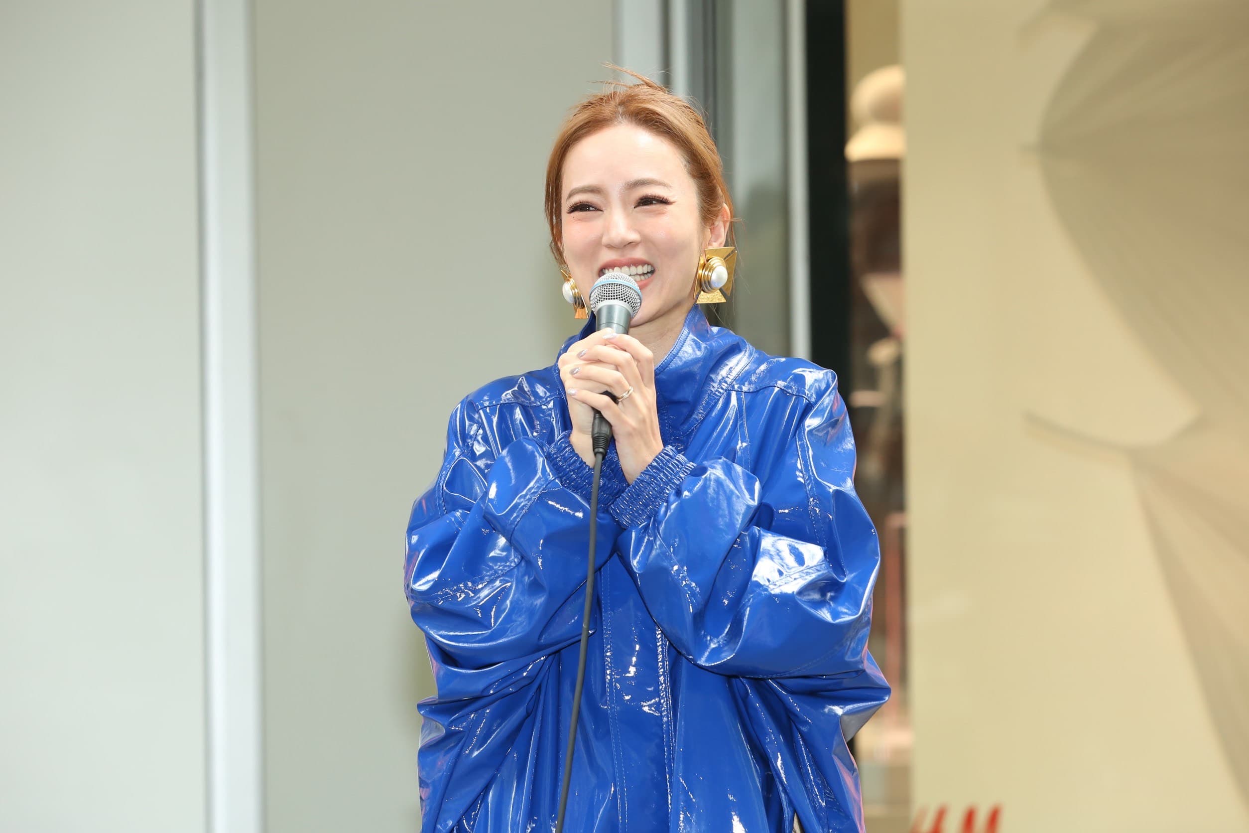 高宇蓁在信義區街頭進行街頭藝人挑戰,演唱新歌〈微微一笑的你很美〉。
