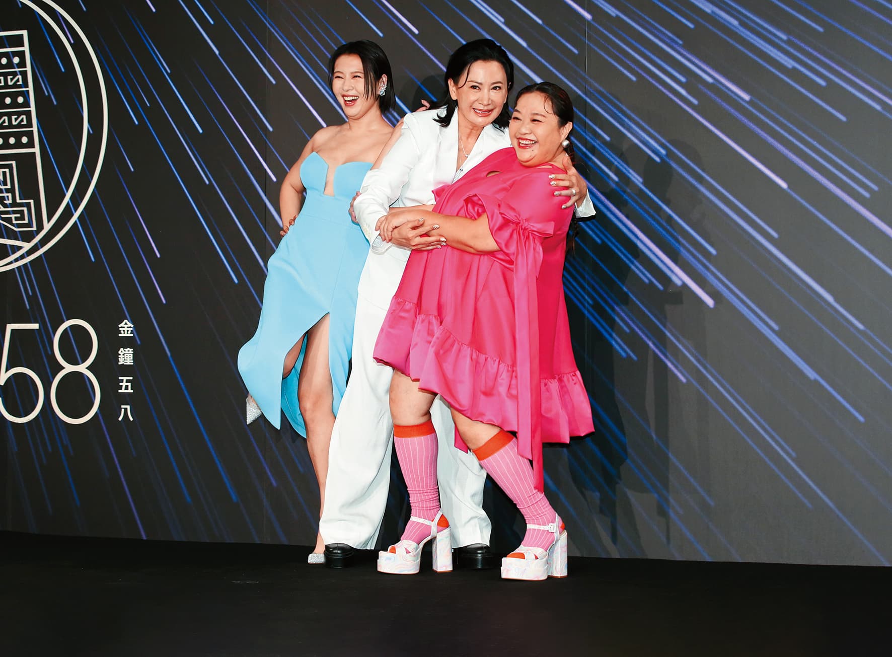 陳亞蘭（中）和劉品言（左）搭檔主持金鐘獎綜藝類頒獎典禮，戲劇類則由鍾欣凌（右）挑大梁。