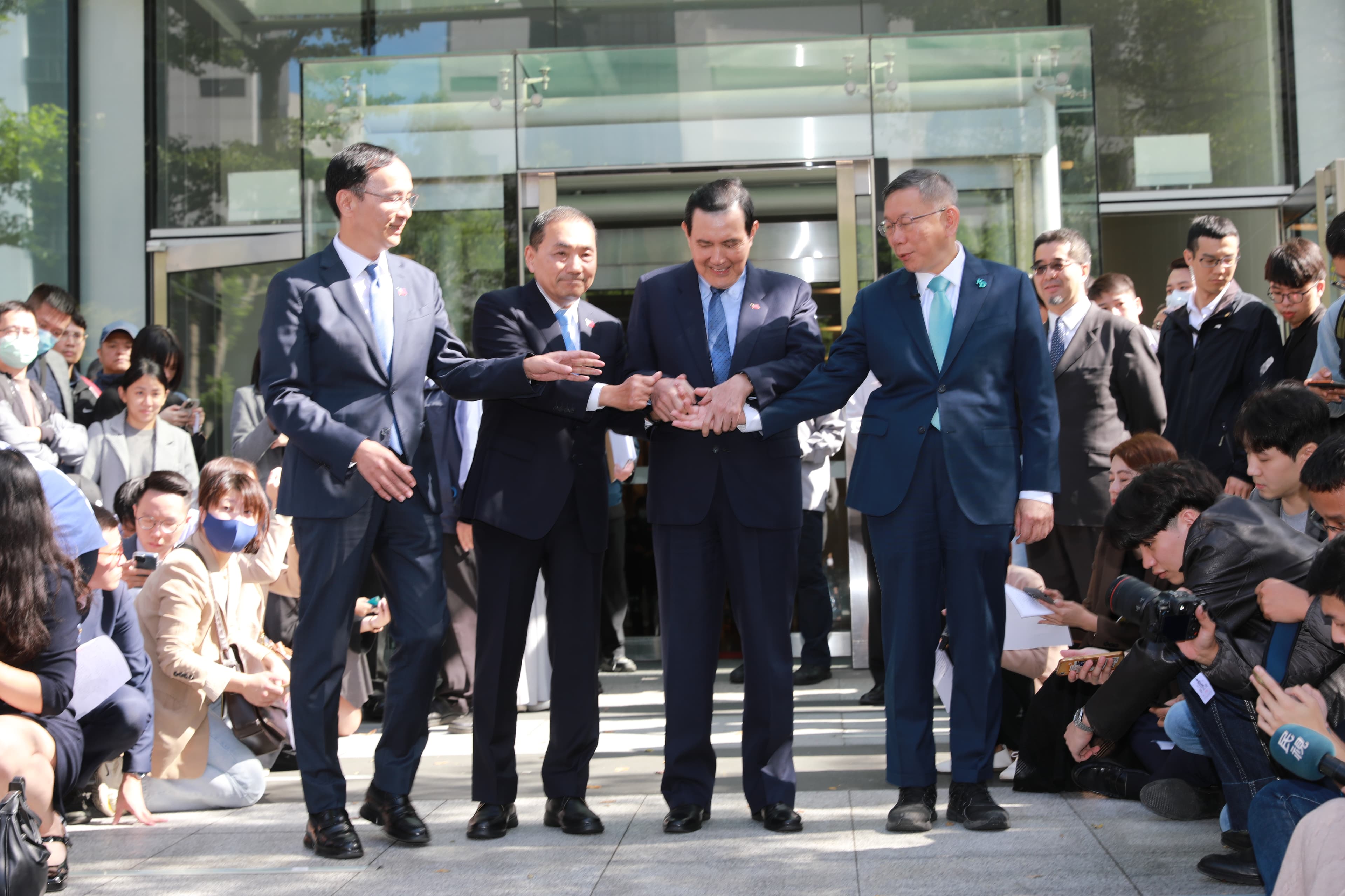 在前總統馬英九見證下,國民黨主席朱立倫、民眾黨總統參選人柯文哲、國民黨總統參選人侯友宜同意以「民調記點制」決定一組在野最強組合。
