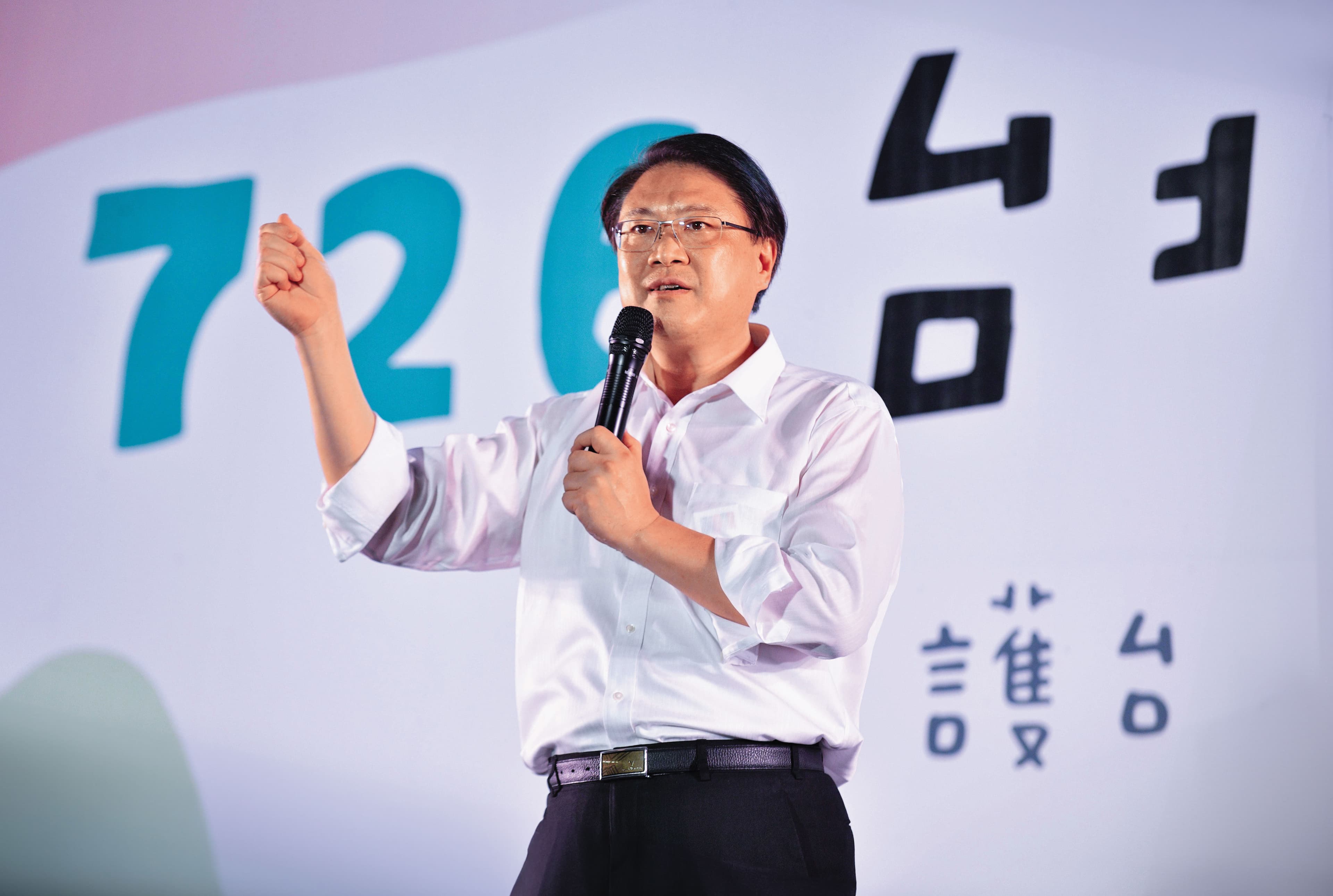 前民進黨祕書長林右昌在今年大罷免期間也遭黃國昌狗仔隊跟監。(鏡報李智為)