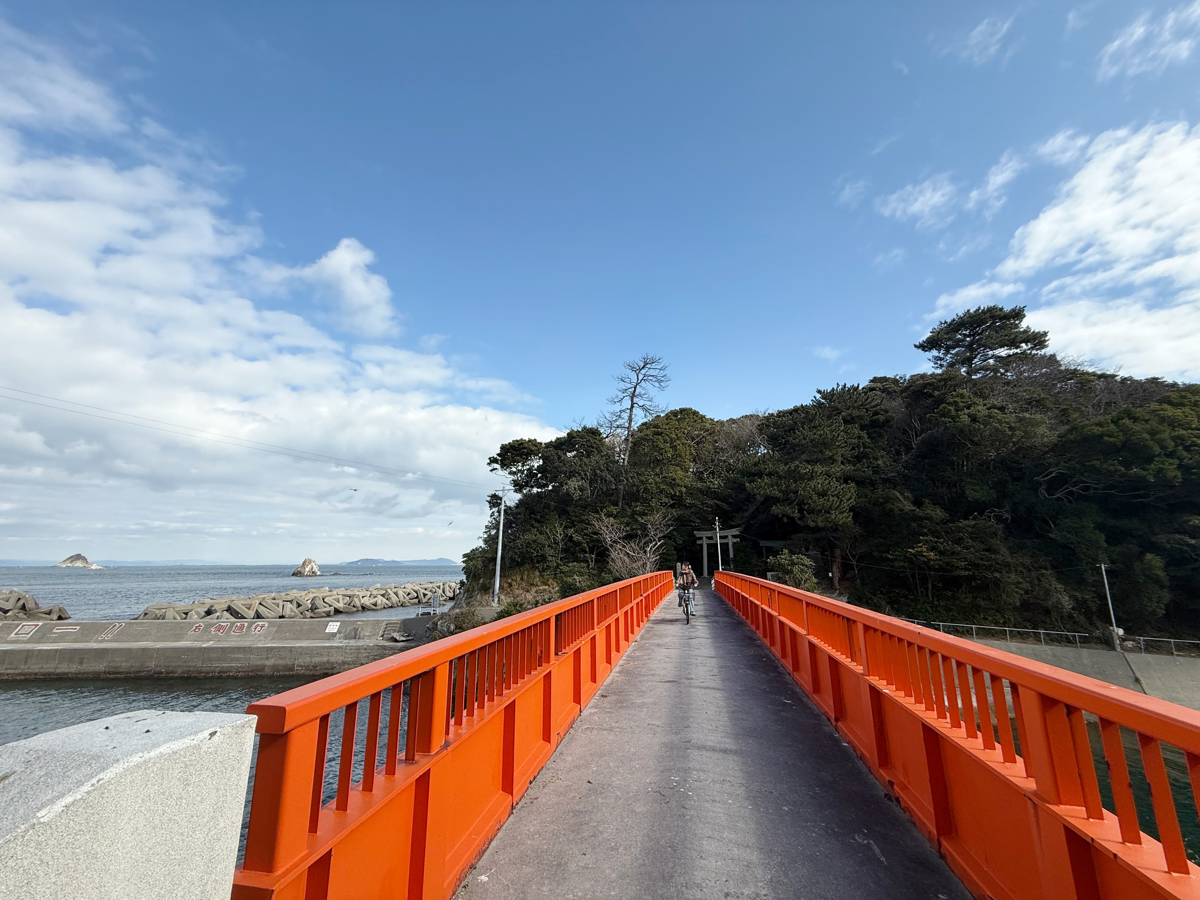 「八幡橋」連接八幡神社所在小島與本島岸邊的紅色小橋,是通往神社的唯一道路。