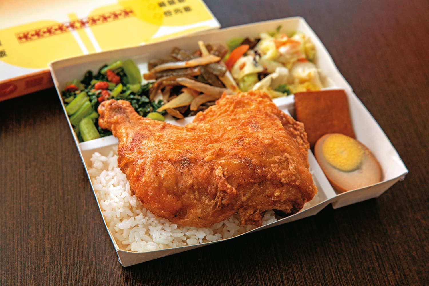 豐米一代店便當菜色選擇較為傳統。(雞腿便當115元/個,內湖成功店)