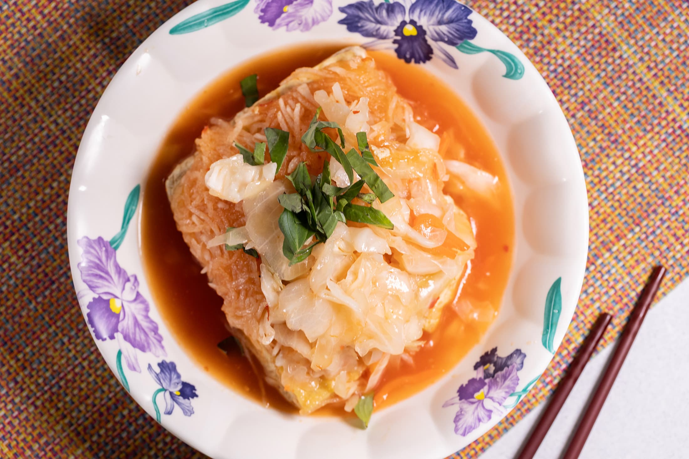「涼拌臭豆腐」共有3種口味,只做涼拌的檸香酸辣口味,淋上類似泰國青木瓜絲的酸甜醬汁,能吃到臭豆腐原始的紮實口感。(100元/份)