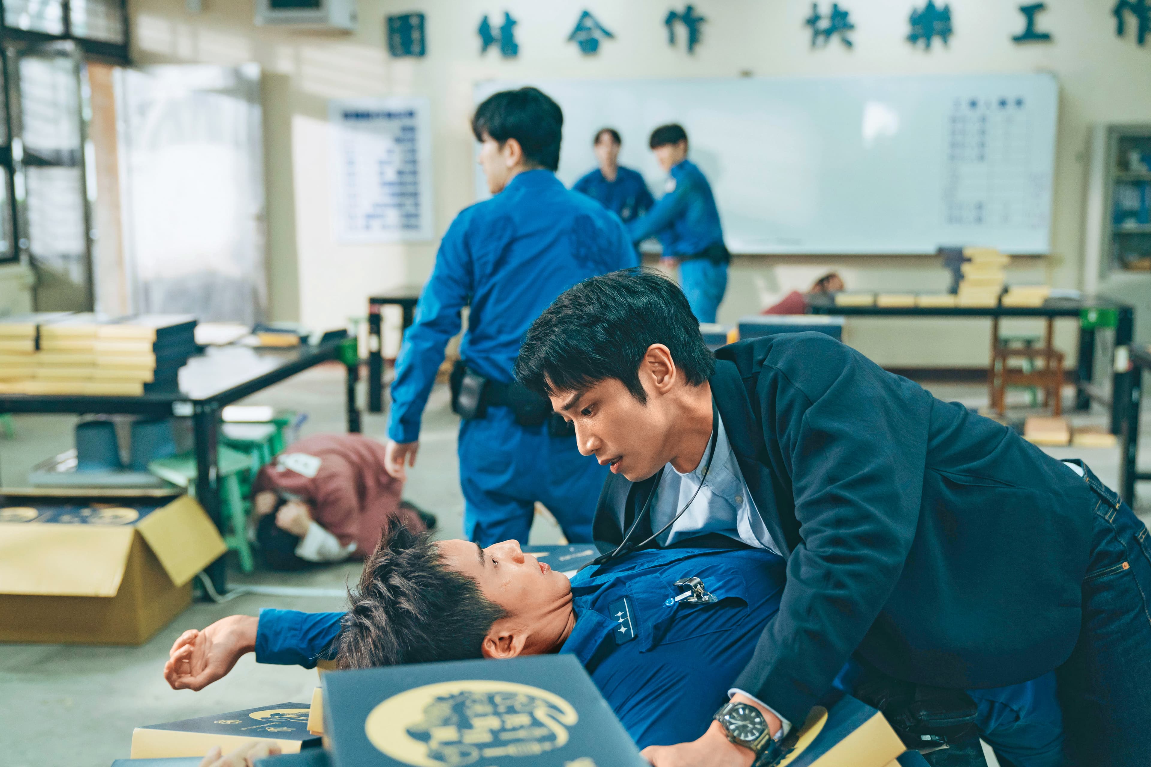 劉以豪（右）在《監所男子囚生記》發現陳澤耀（左）有什麼祕密，但因為是喜劇設定，兩人的互動也擦出奇妙的火花。（愛奇藝國際版、壹壹影業提供）
