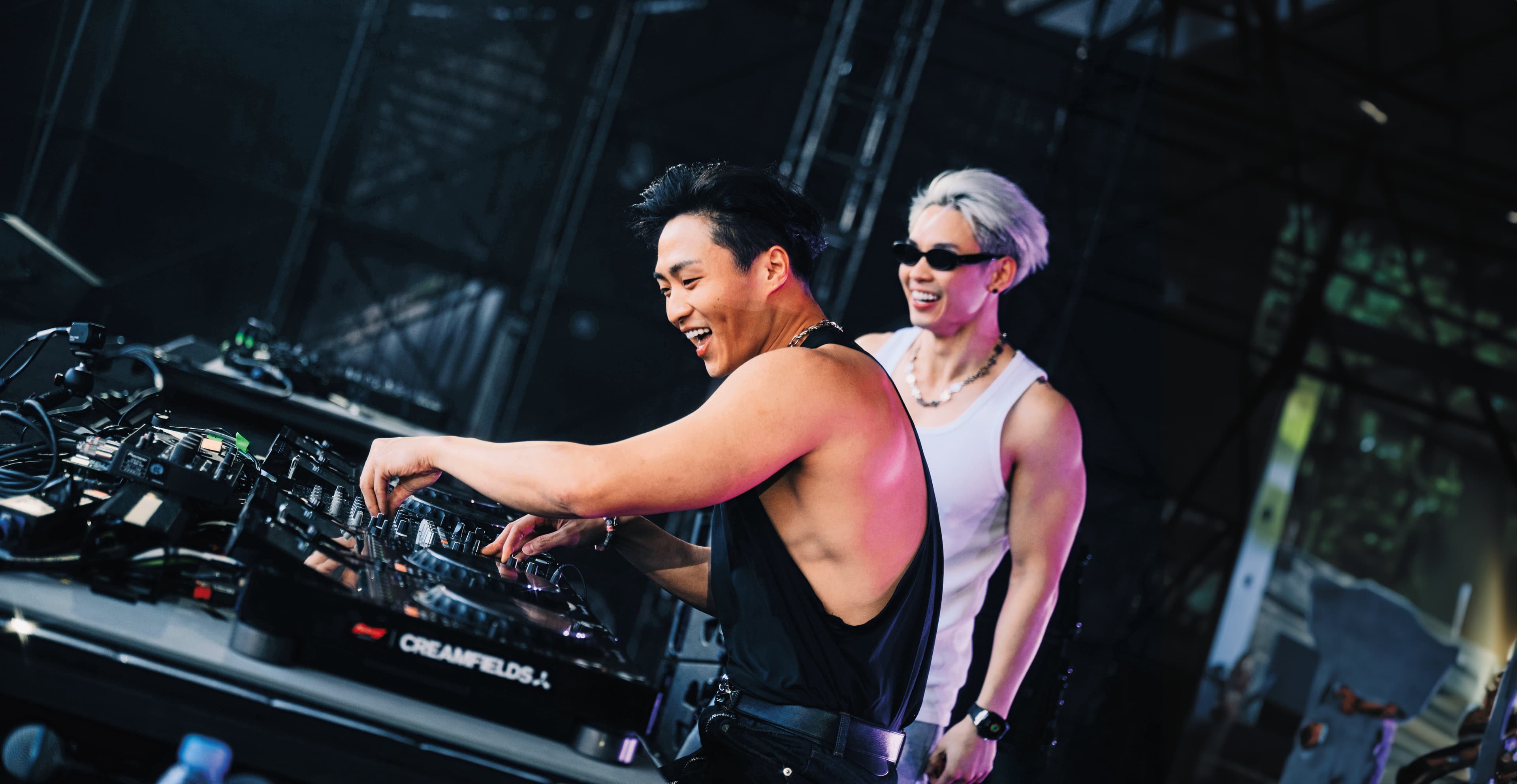 楊博郁(後)、楊博翰(前)兄弟組成DJ Beauz(寶藏兄弟)拿下世界百大DJ前50。(翻攝自BEAUZ寶藏微博)